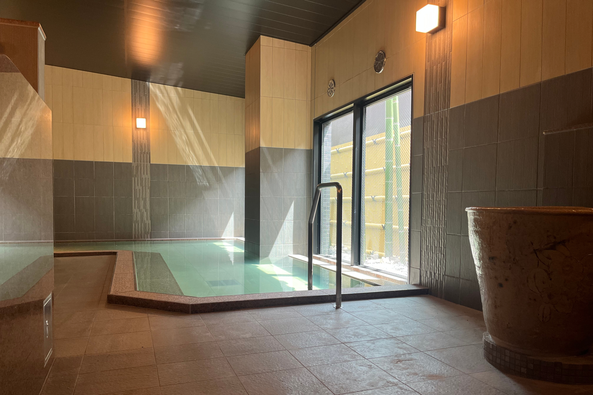 瀬戸焼のつぼ湯を備えるラジウム人工温泉大浴場「旅人の湯」