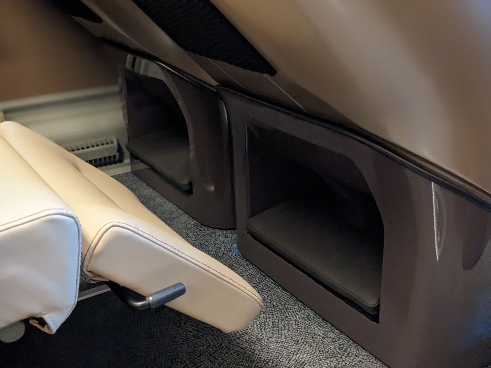 足を伸ばせるフッドレスト