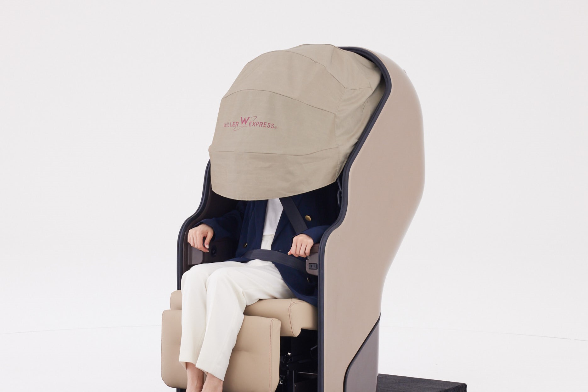 視線やノイズを遮る大型カノピー