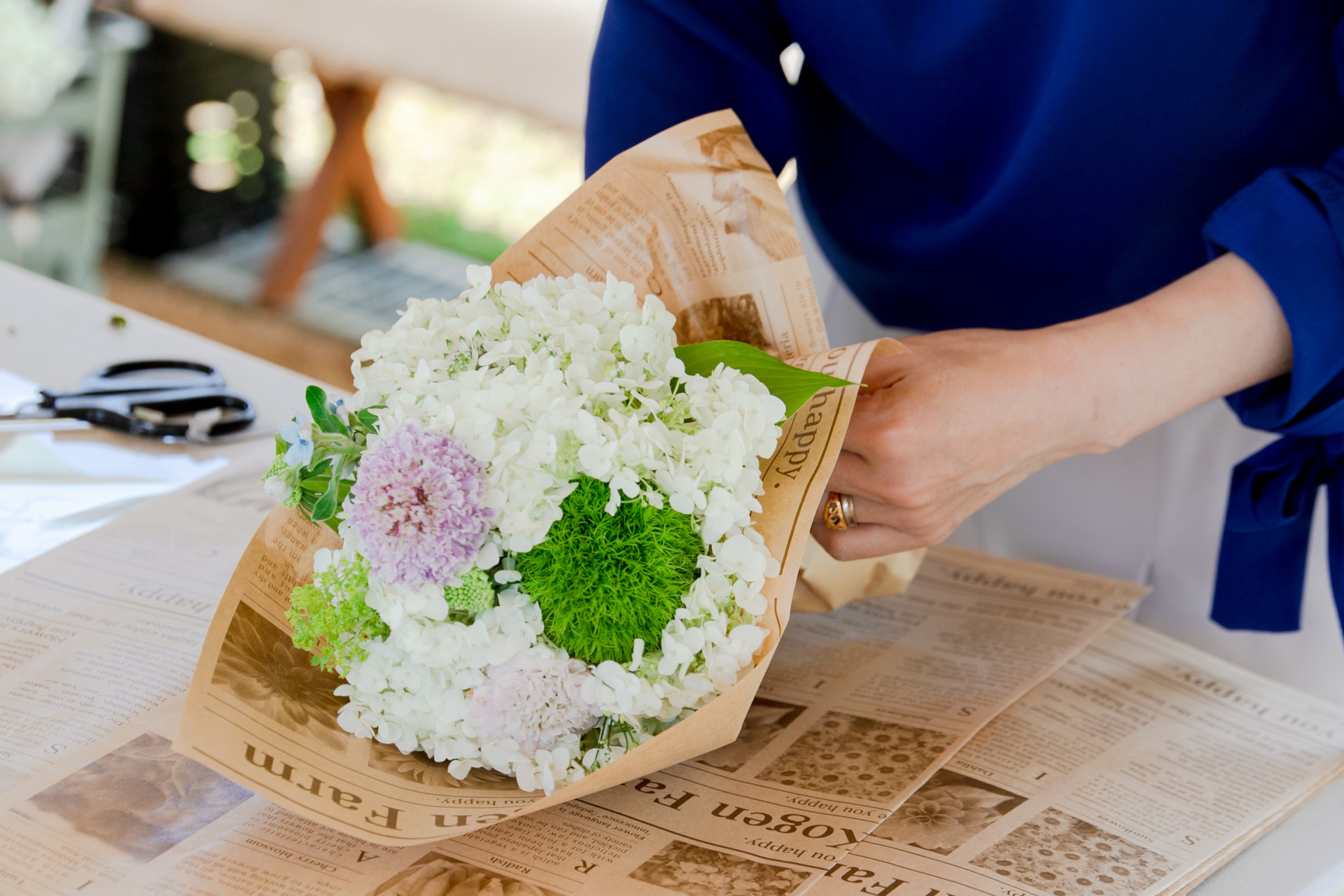 フローリストのサウザー愛子氏によるアレンジメントを販売。自分だけのオリジナルも作れる