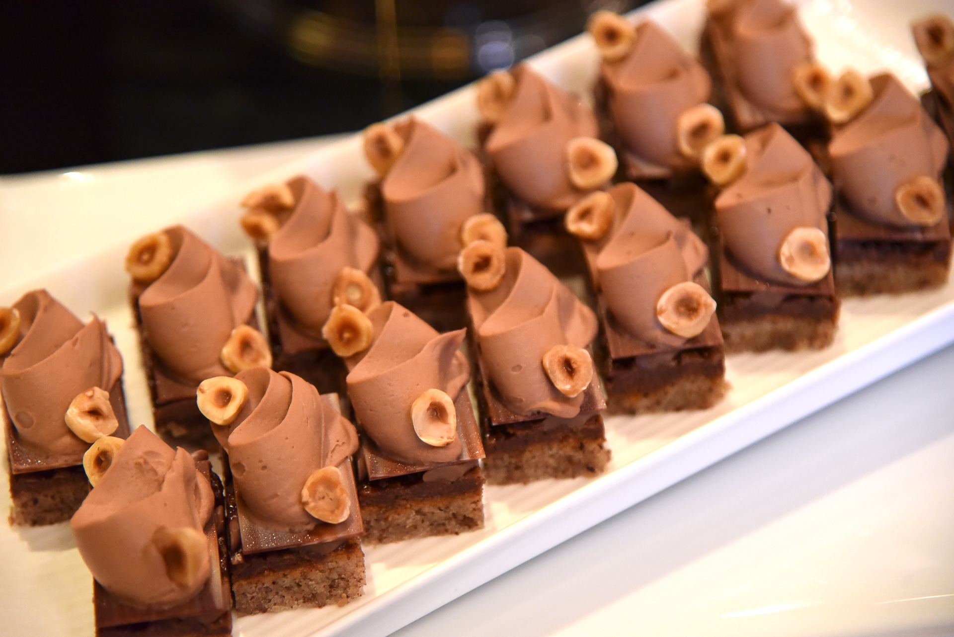 ダッグワーズ生地と濃厚チョコがたまらない「ヘーゼルナッツとチョコレートのケーキ」