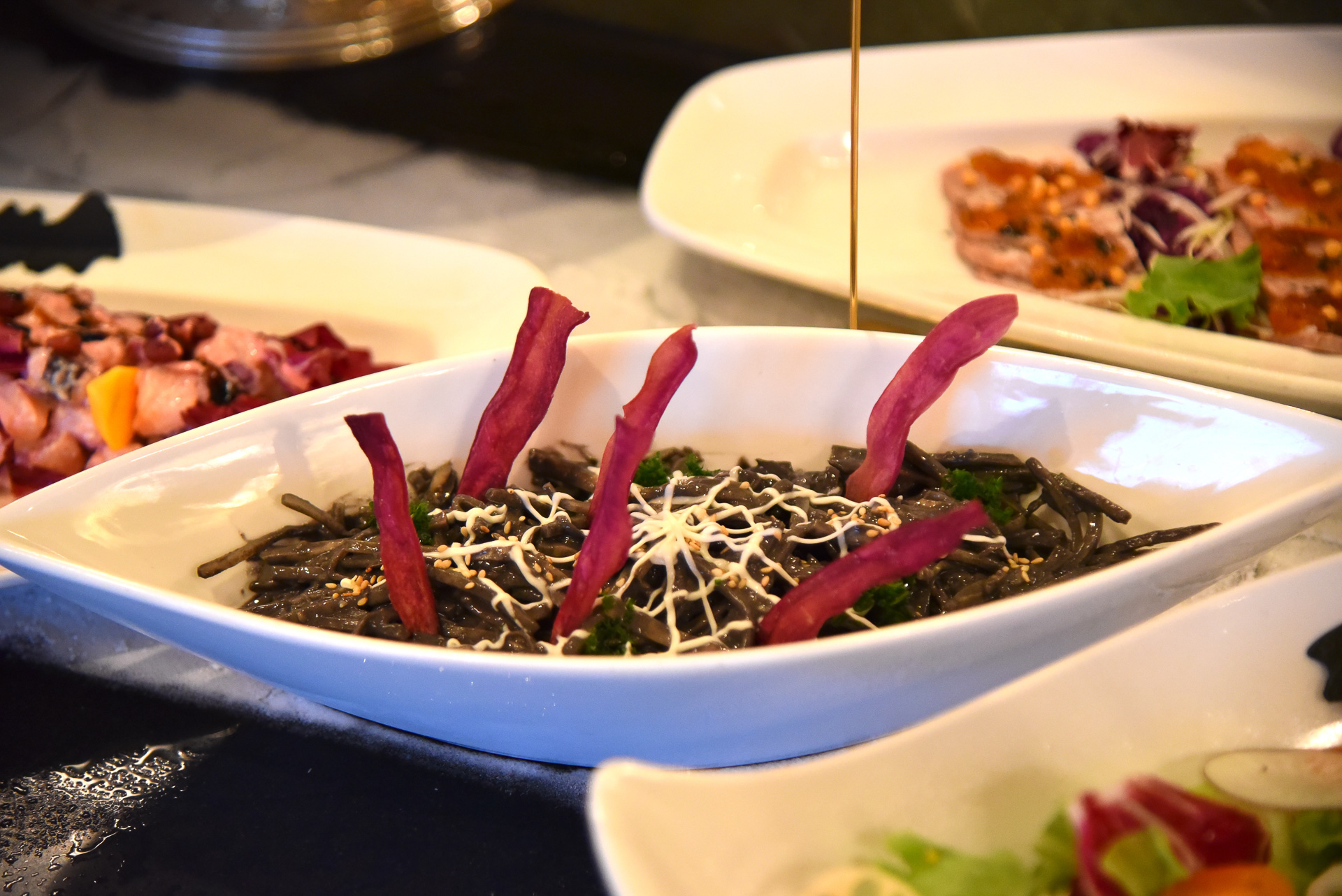 スパイダーデザイン＆何かが現われそうな「ゴボウサラダ 黒胡麻風味」