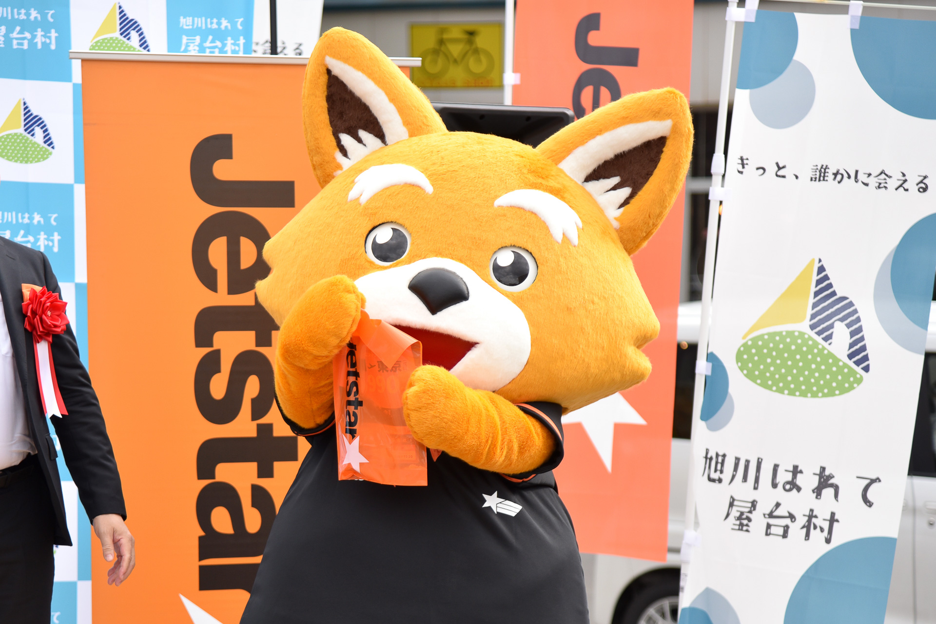 会場では参加者にギフトを配布した