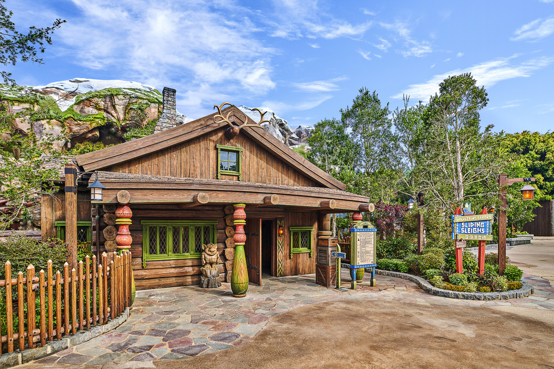 「ワンダリング・オーケン ズ・スライディング・スレイ」の外観は、まさにあの山小屋！