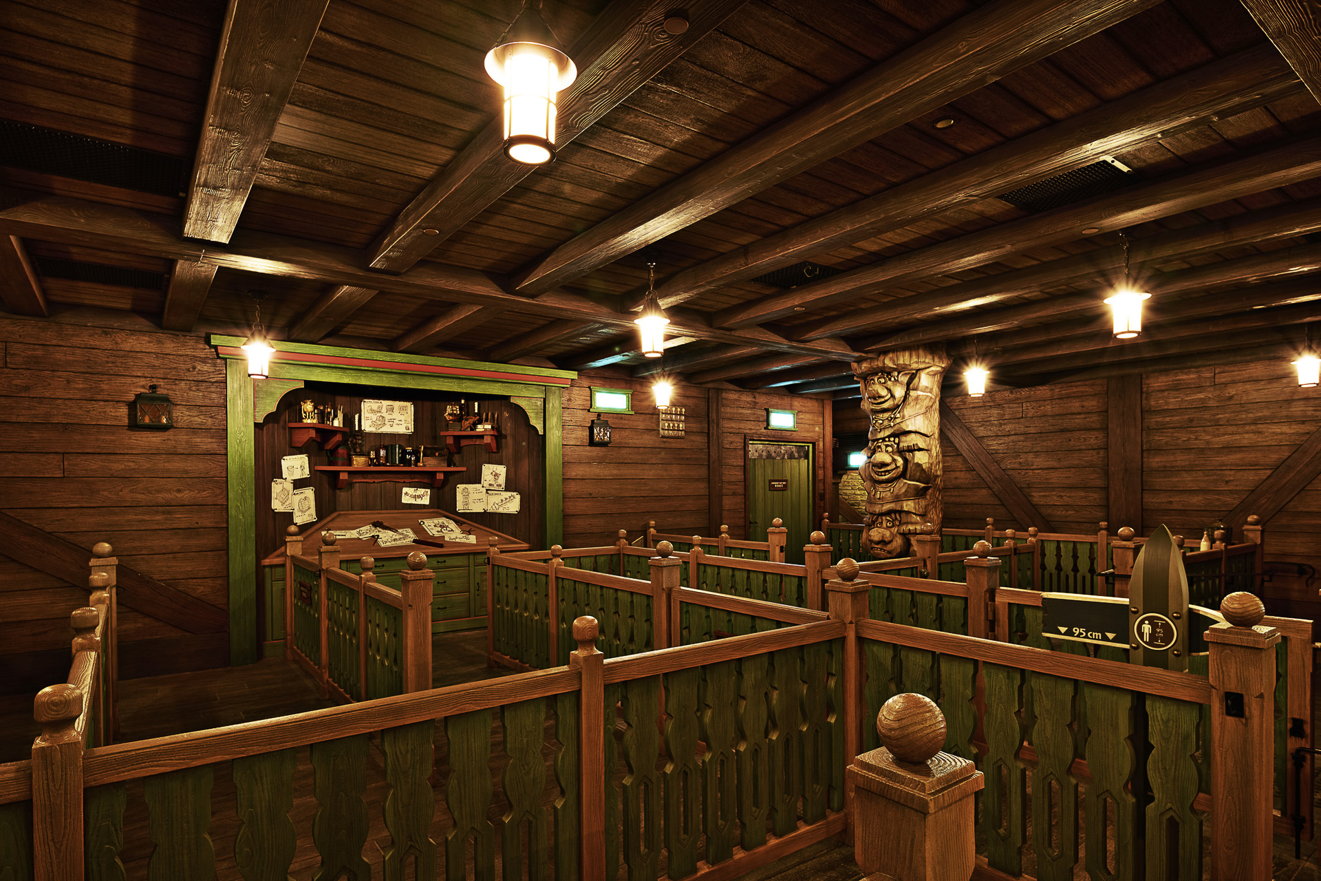 落ち着く内装で、奥にはトロールたちを彫ったトーテムポール風の柱も！