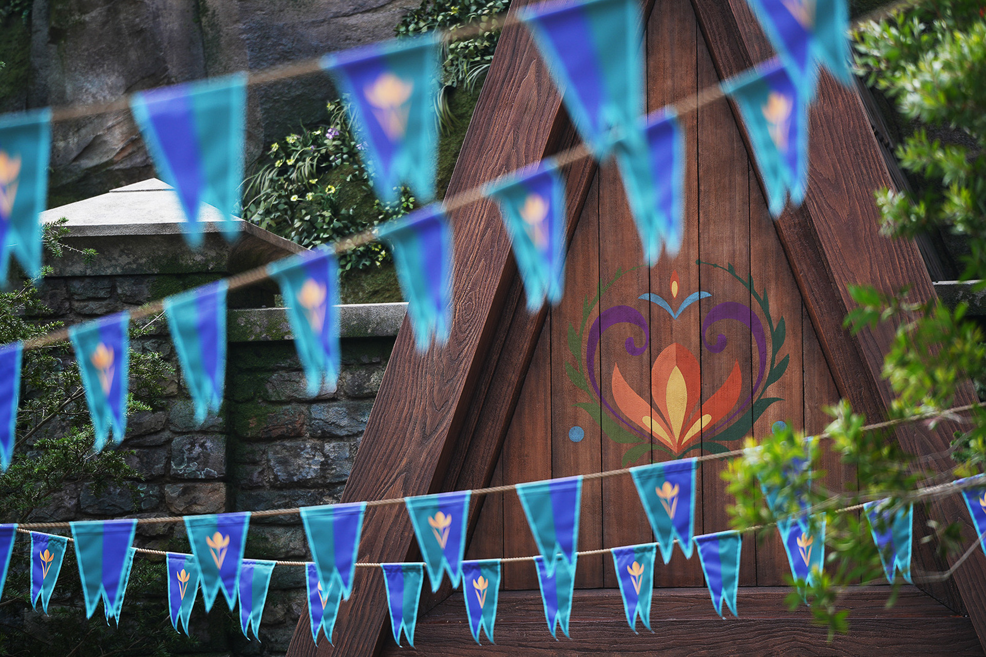 “夏の雪の日”を楽しむ「プレイハウス・イン・ザ・ウッズ」では素敵な出会いも