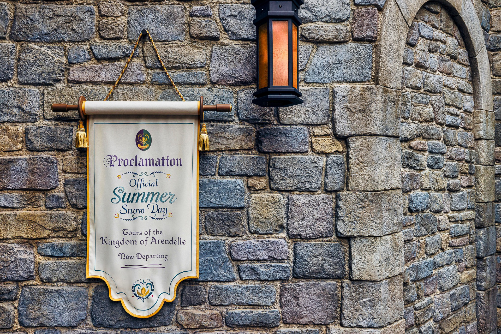 こちらには“夏の雪の日”の告知的なプロップス