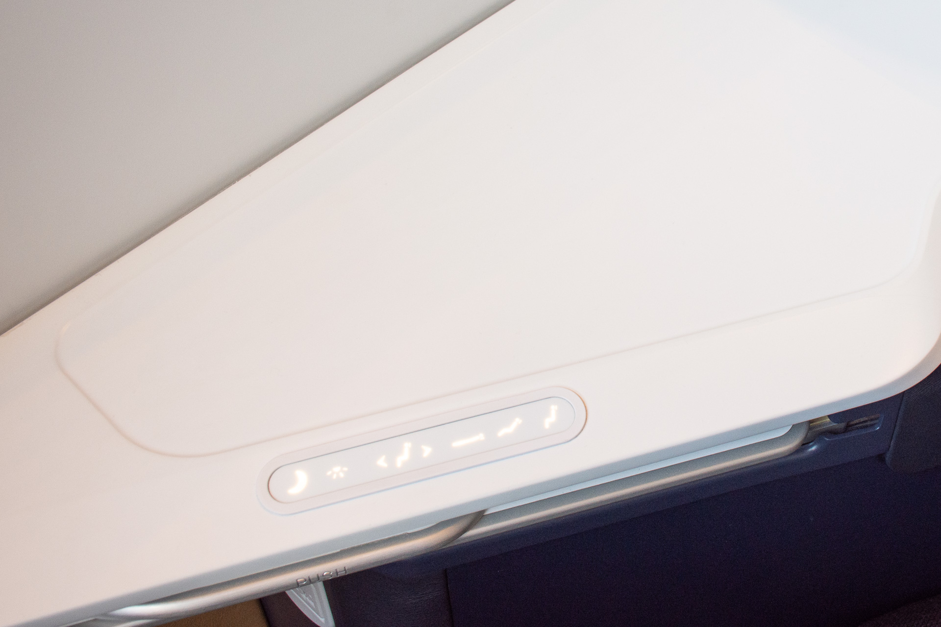 据え付けのサイドテーブル。この下に折りたたみ式のテーブルを格納している