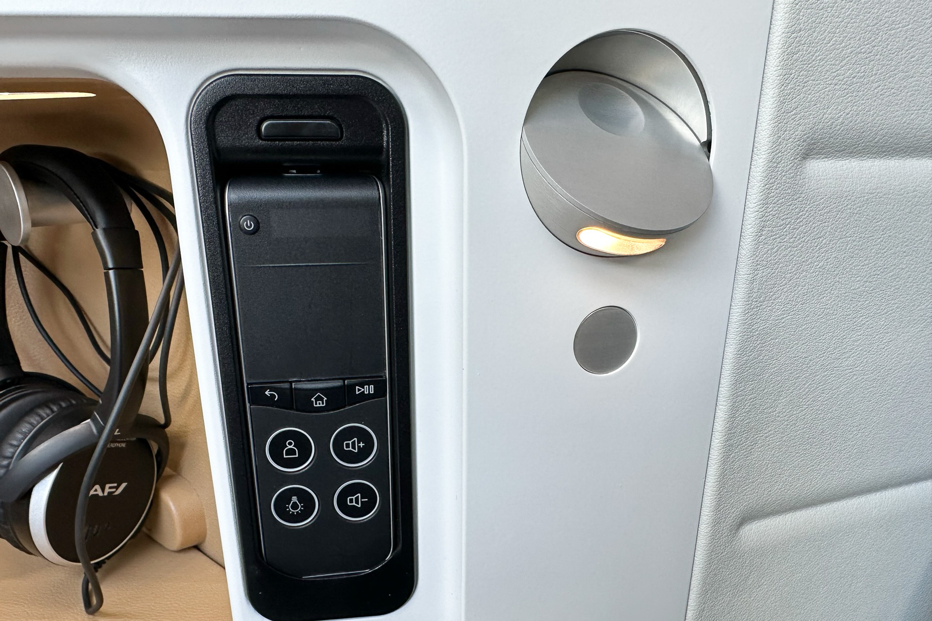 スイング式の読書灯は明るさをボタンで調節できる