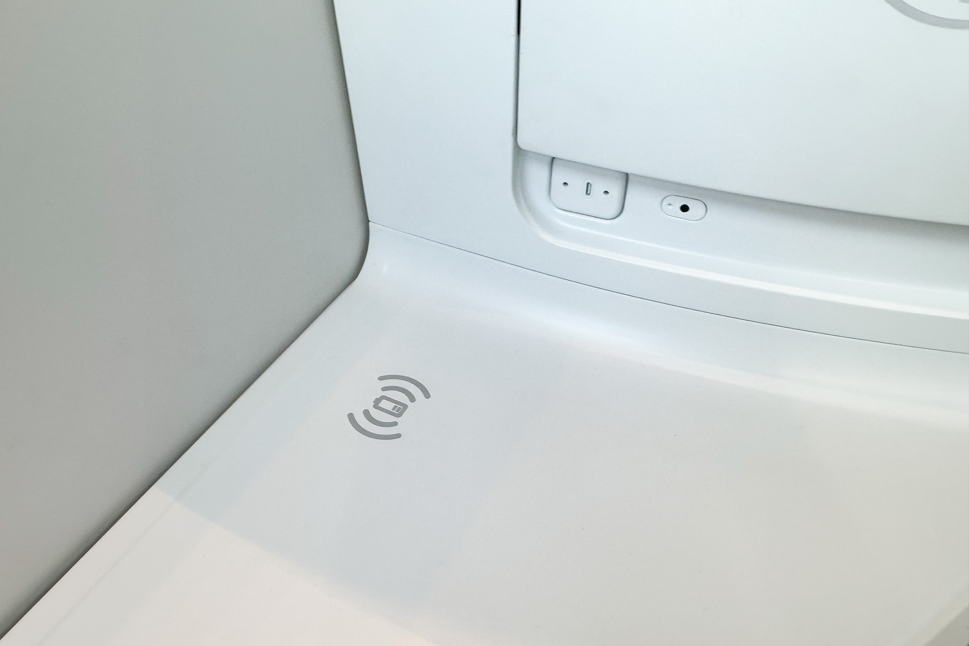 据え付けのサイドテーブルはワイヤレス充電パッドを内蔵。そのすぐ横にUSB Type-Cの充電ポート