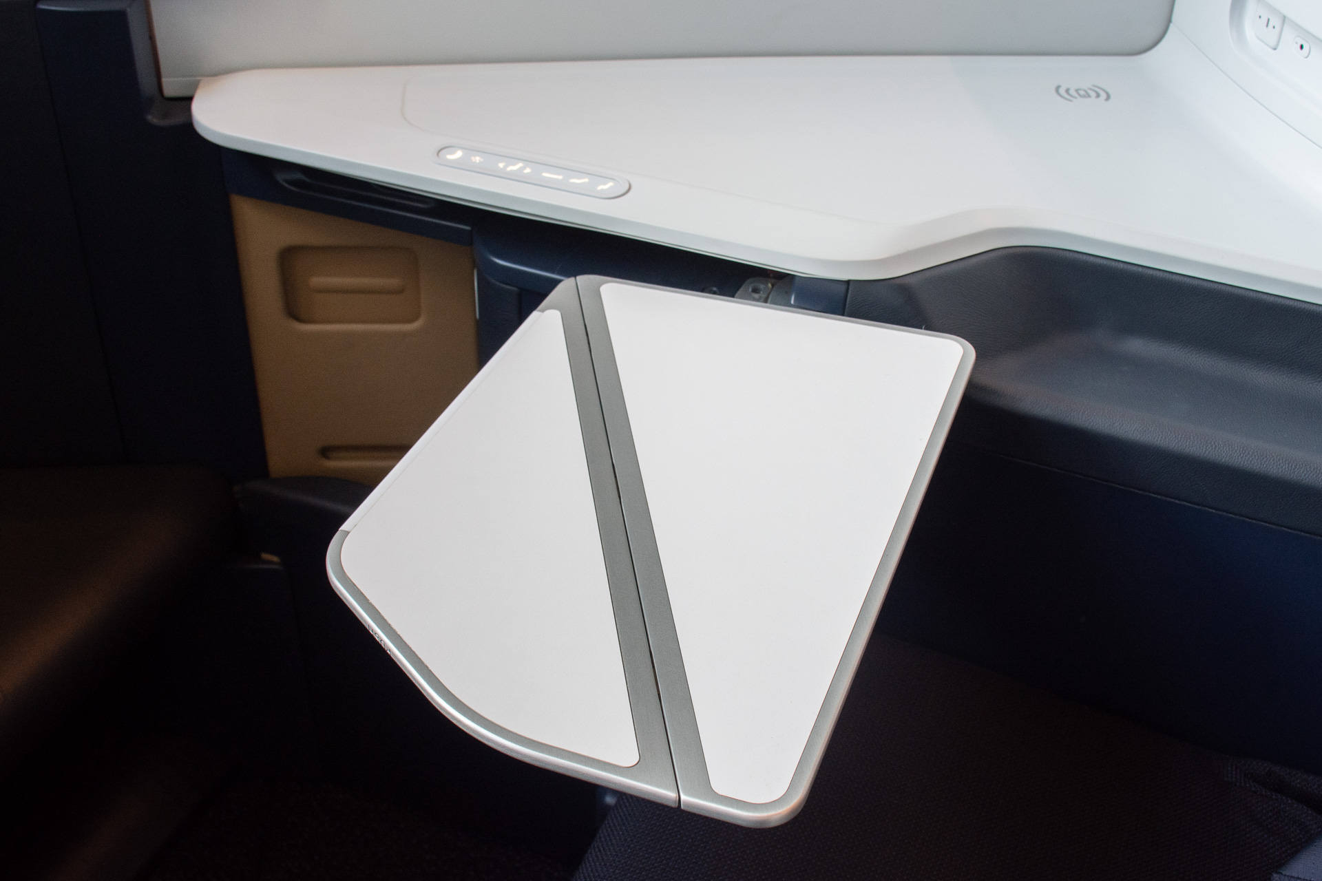 折りたたみ式のテーブルを展開した状態