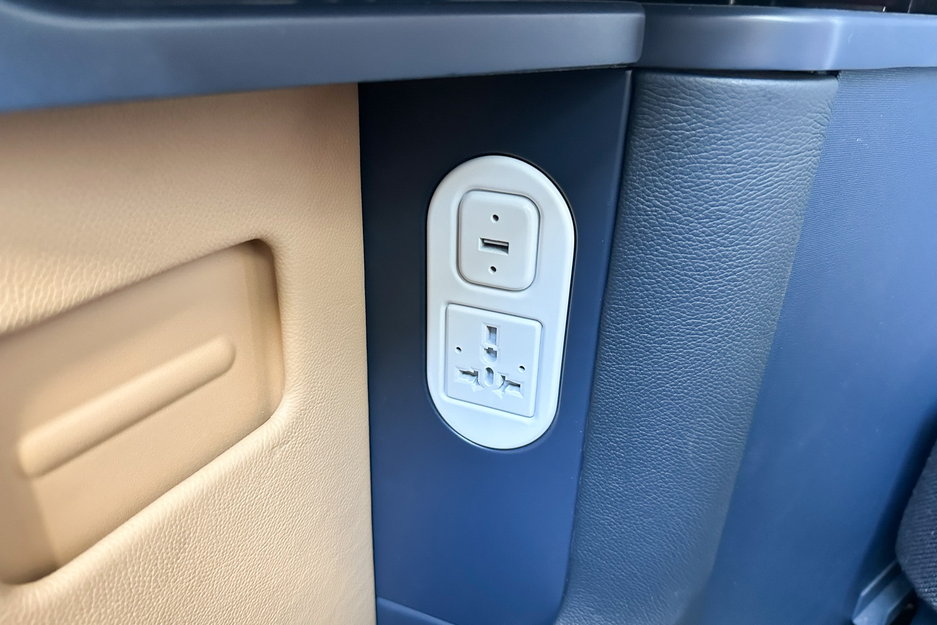 ACコンセントとUSB Type-Aポートは膝元に