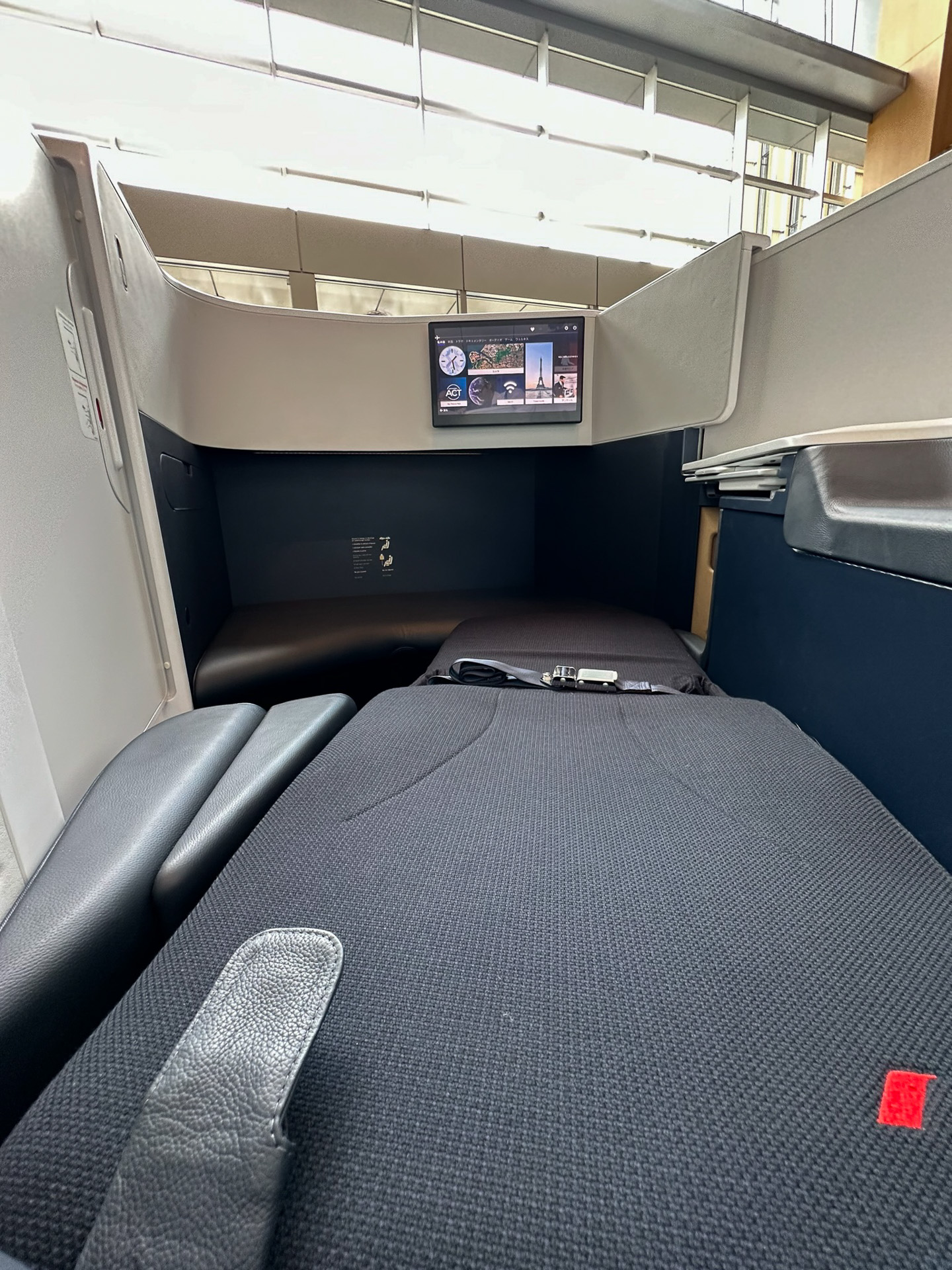 フルフラットで枕付近からの目線。すっぽり覆われているのがよく分かる