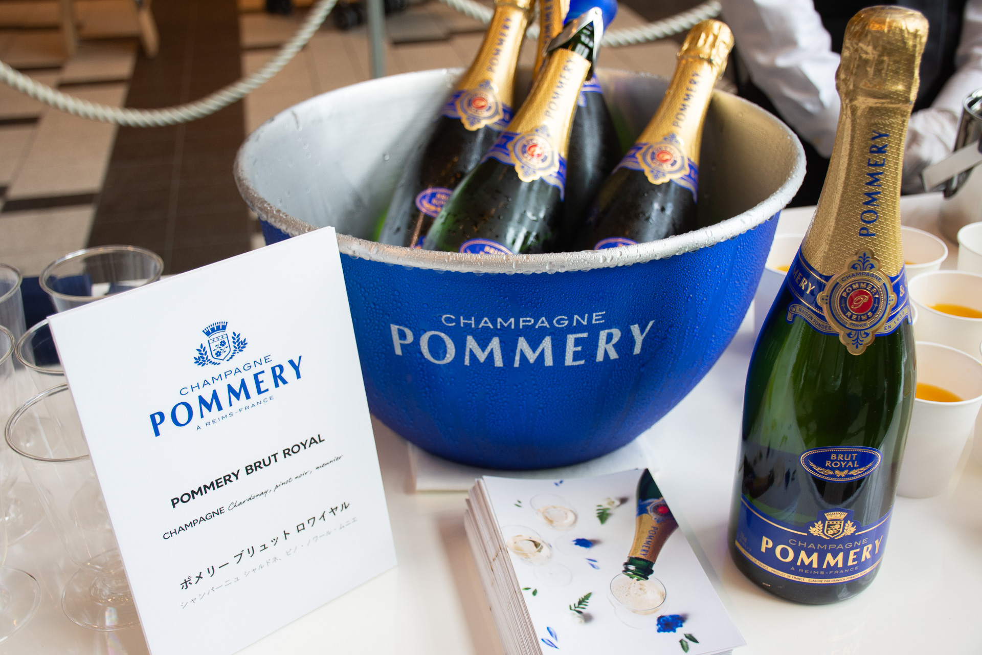 機内で提供しているシャンパーニュはポメリーの「ブリュット ロワイヤル」