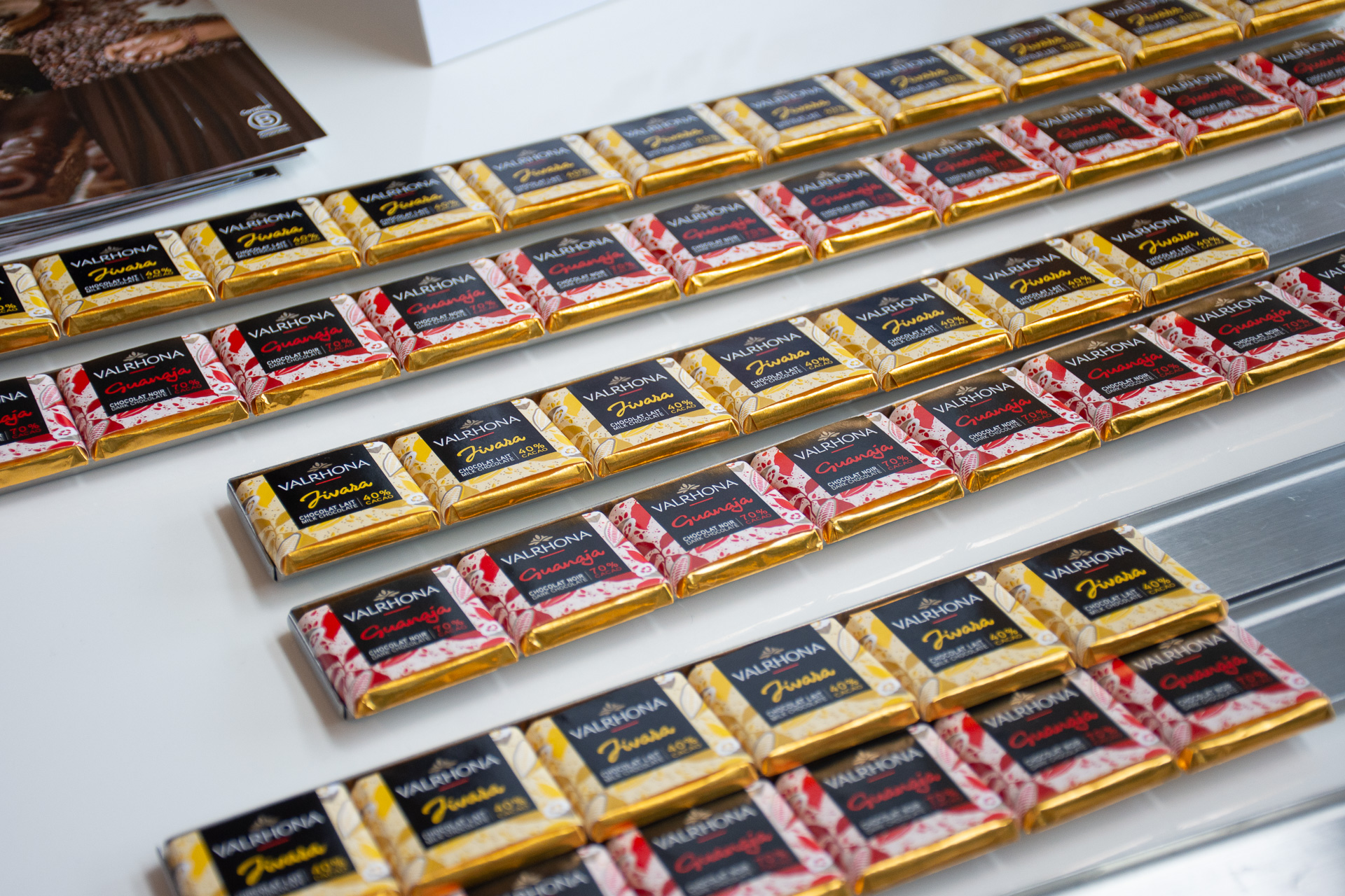 同じく機内で提供するヴァローナのショコラ