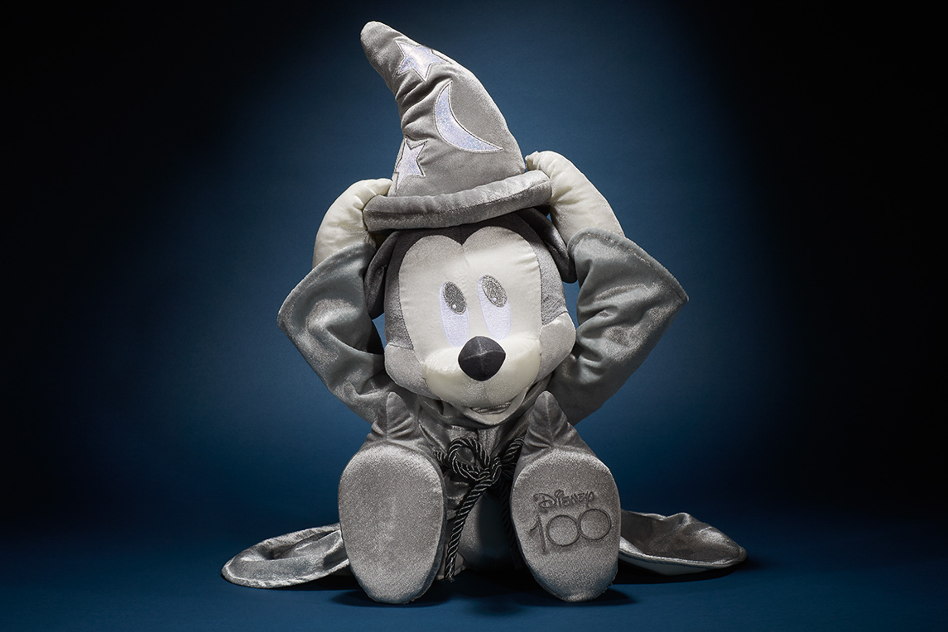 タカラトミーアーツから「ディズニー100 プラチナ プレミアムぬいぐるみ 魔法使いの弟子ミッキー（ファンタジア）」が登場