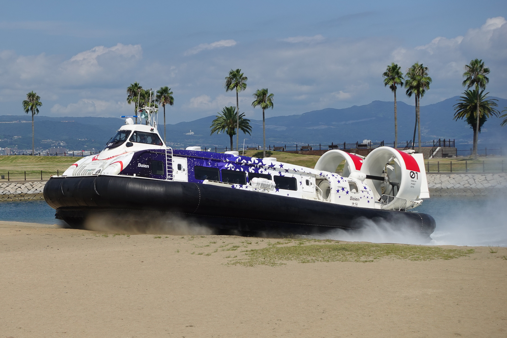 9月9日のお披露目会で大分市・田ノ浦ビーチに上陸するホーバークラフト
