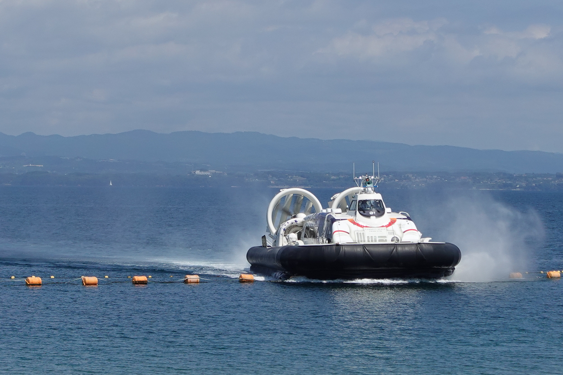 海上を疾走するホーバークラフト「Baien」