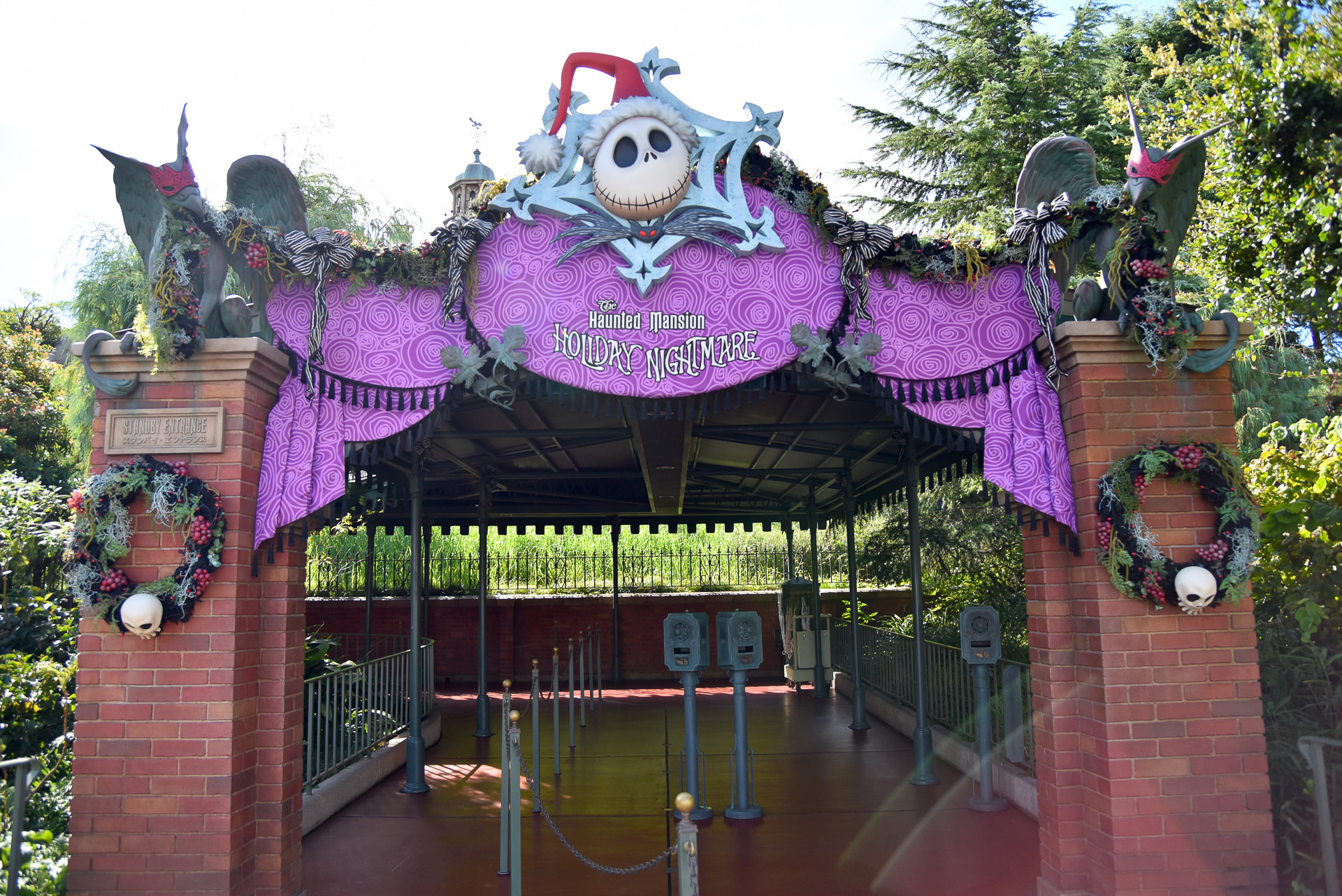 エントランスにはジャック扮するサンディー・クローズのフェイスと怪しげなデコレーションが！