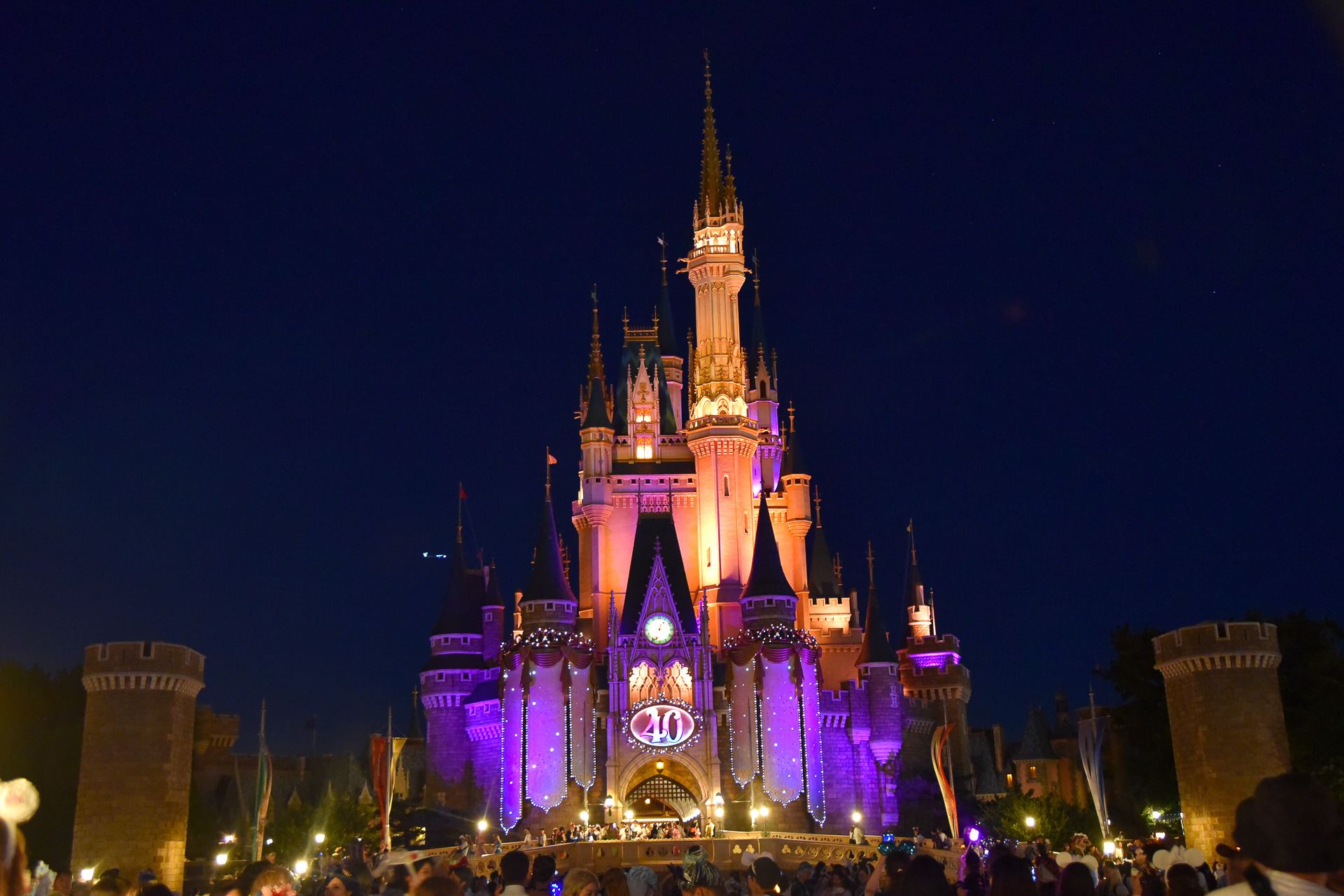 シンデレラ城も40周年の祝祭感と「ディズニー・ハロウィーン」がMIX中