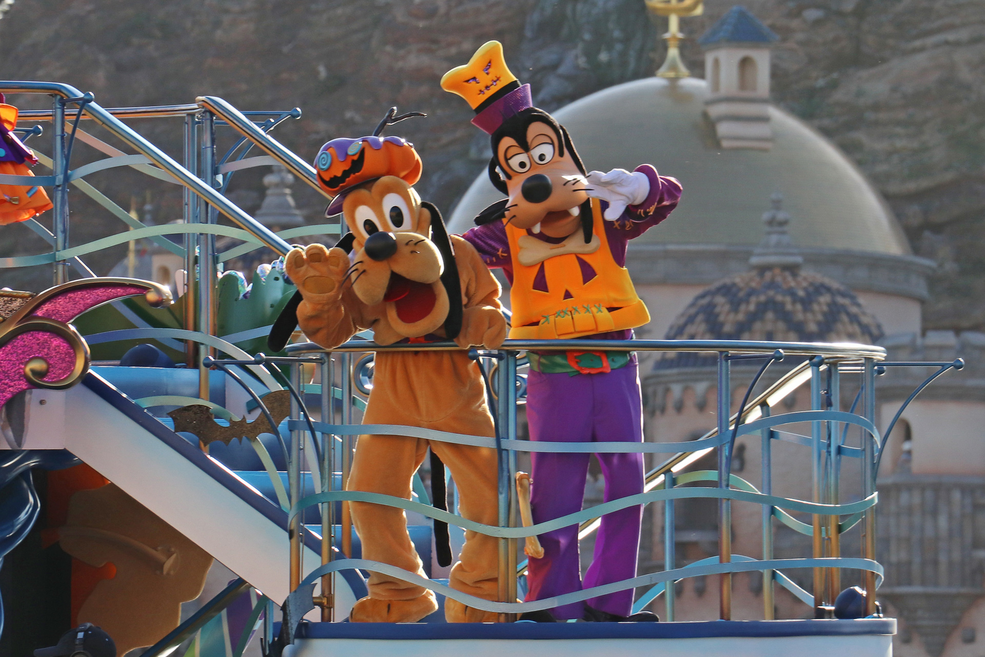 船の両側にも、グーフィーとプルート、ダッフィーとシェリーメイがハロウィーンのコスチュームで乗船