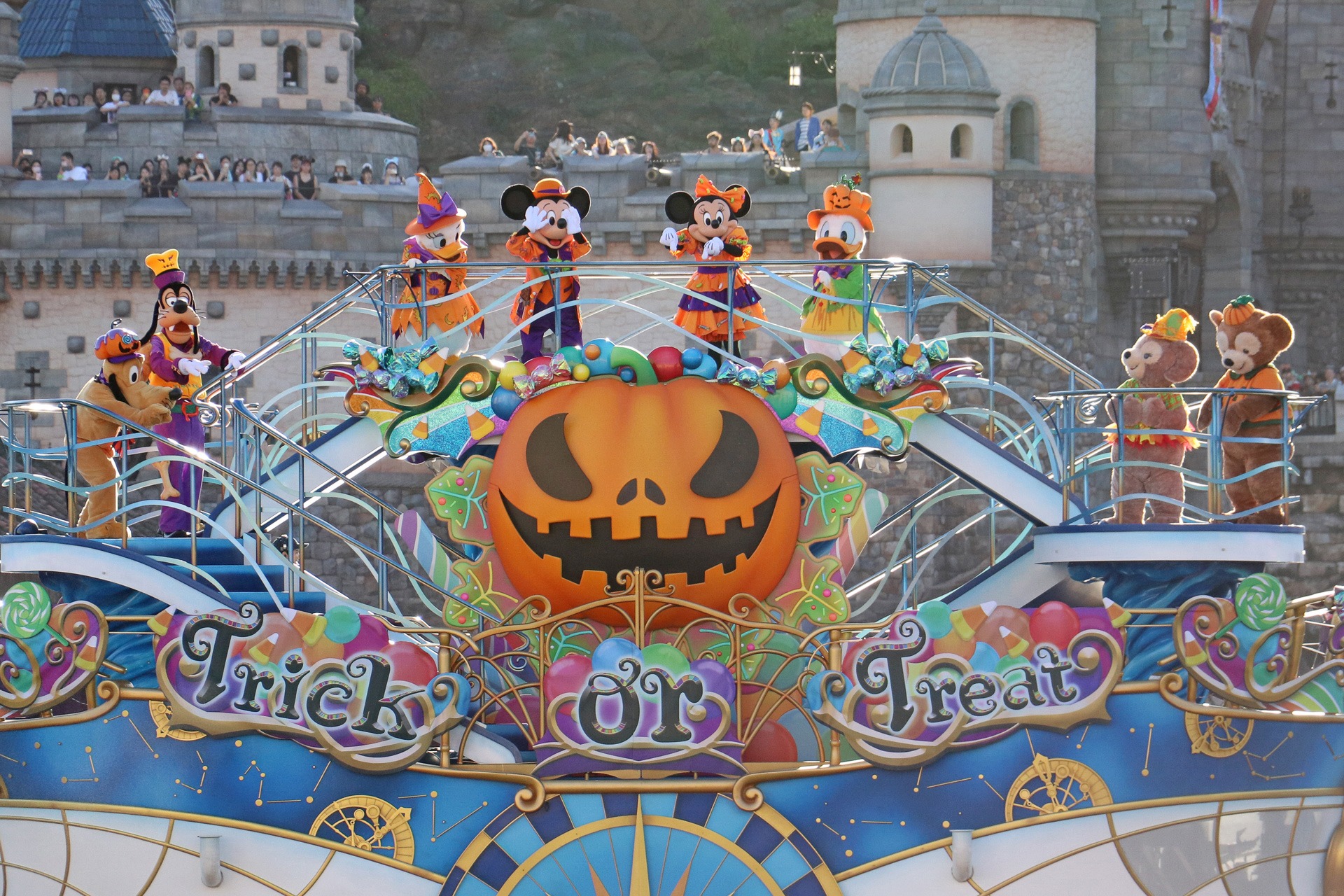 パンプキンの目がぐるぐる回転してまずは「トリートダンス」をチョイス