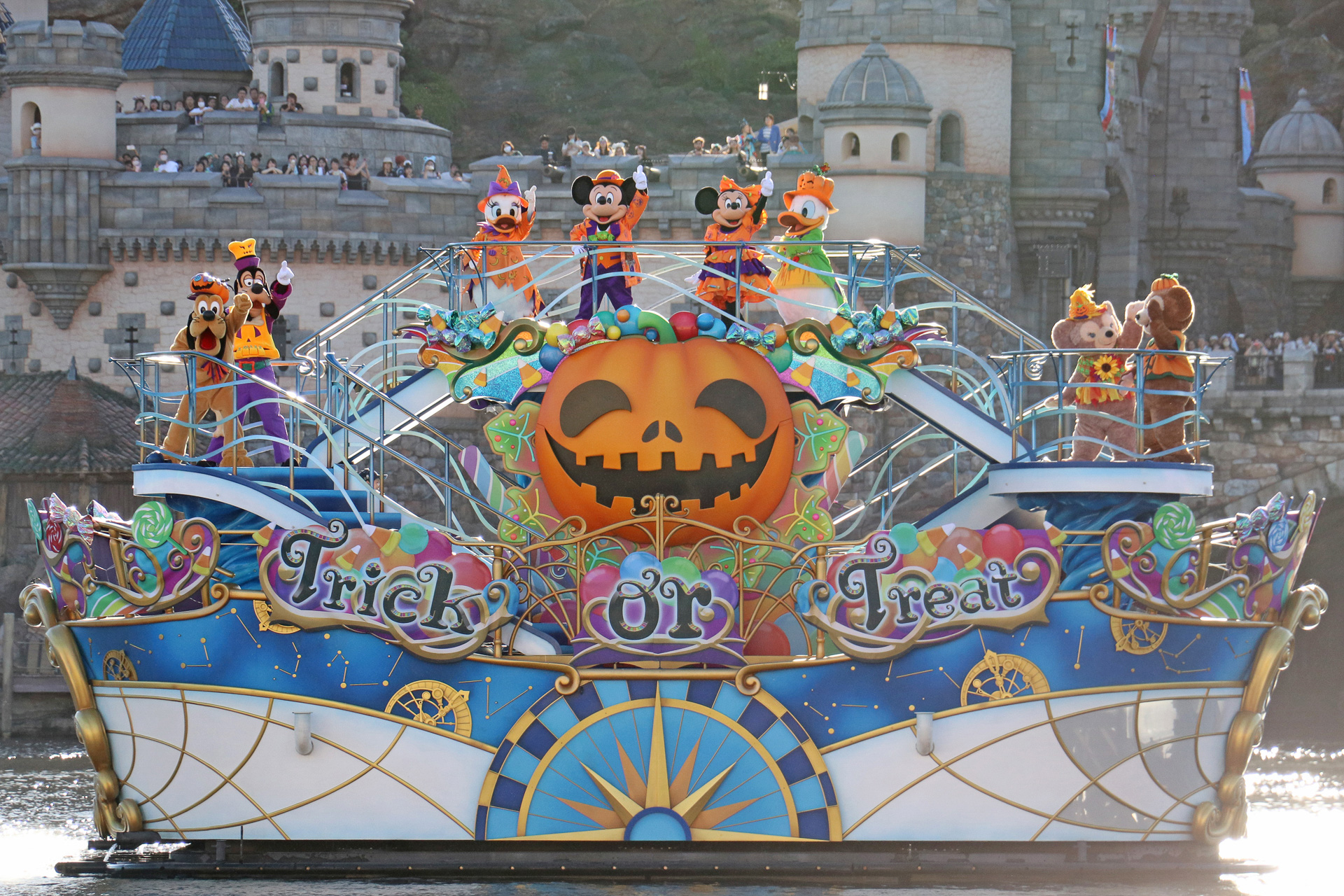 パンプキンの目がぐるぐる回転してまずは「トリートダンス」をチョイス