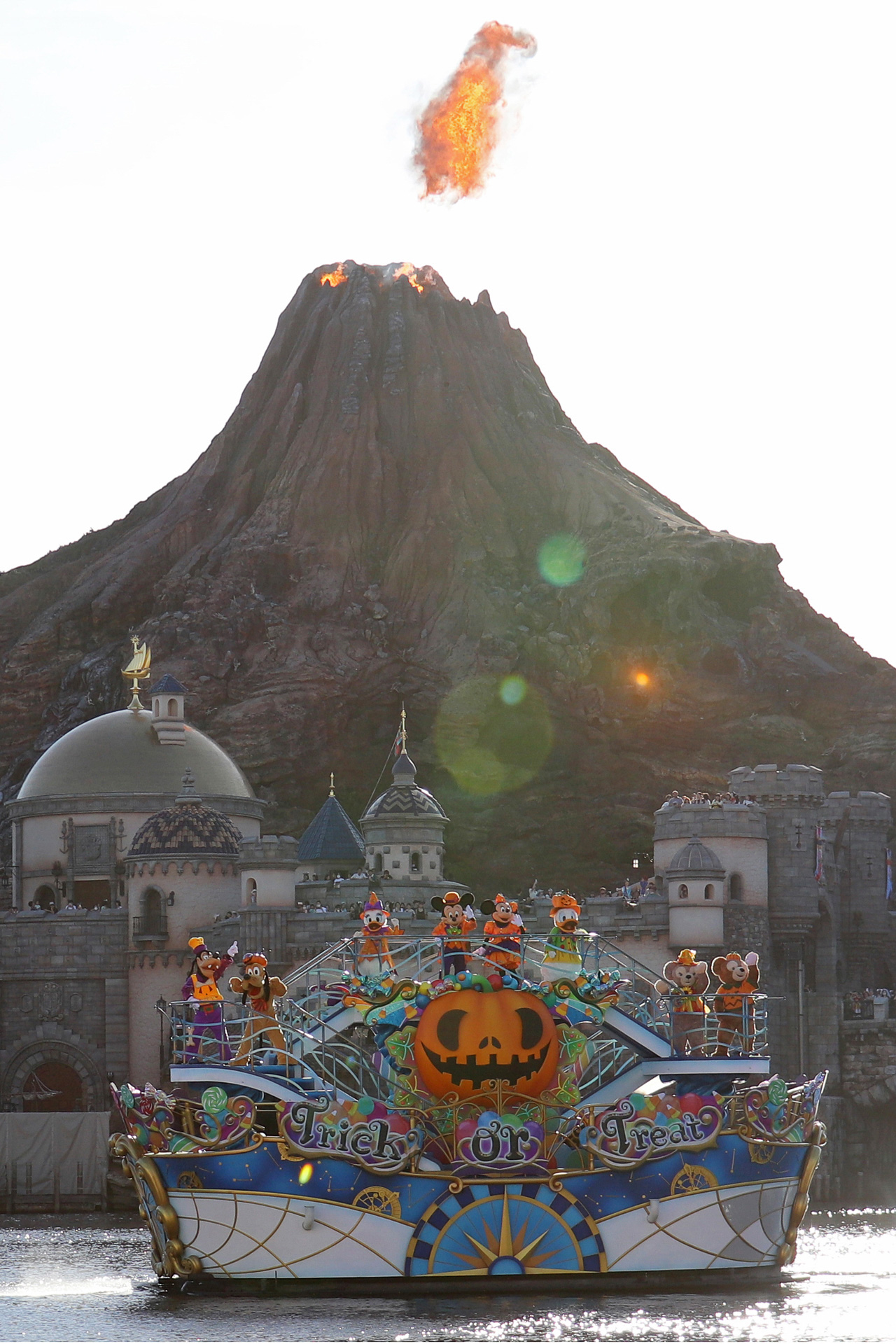 ダンスが盛り上がり、プロメテウス火山も噴火！