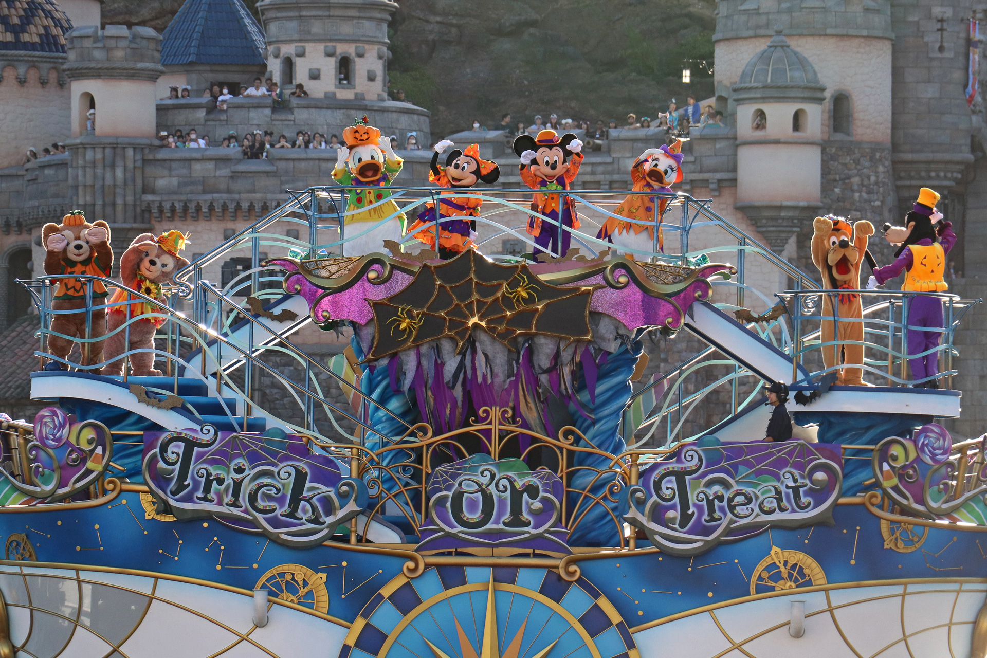 船の裏側にも“Trick or Treat”のロゴ入り