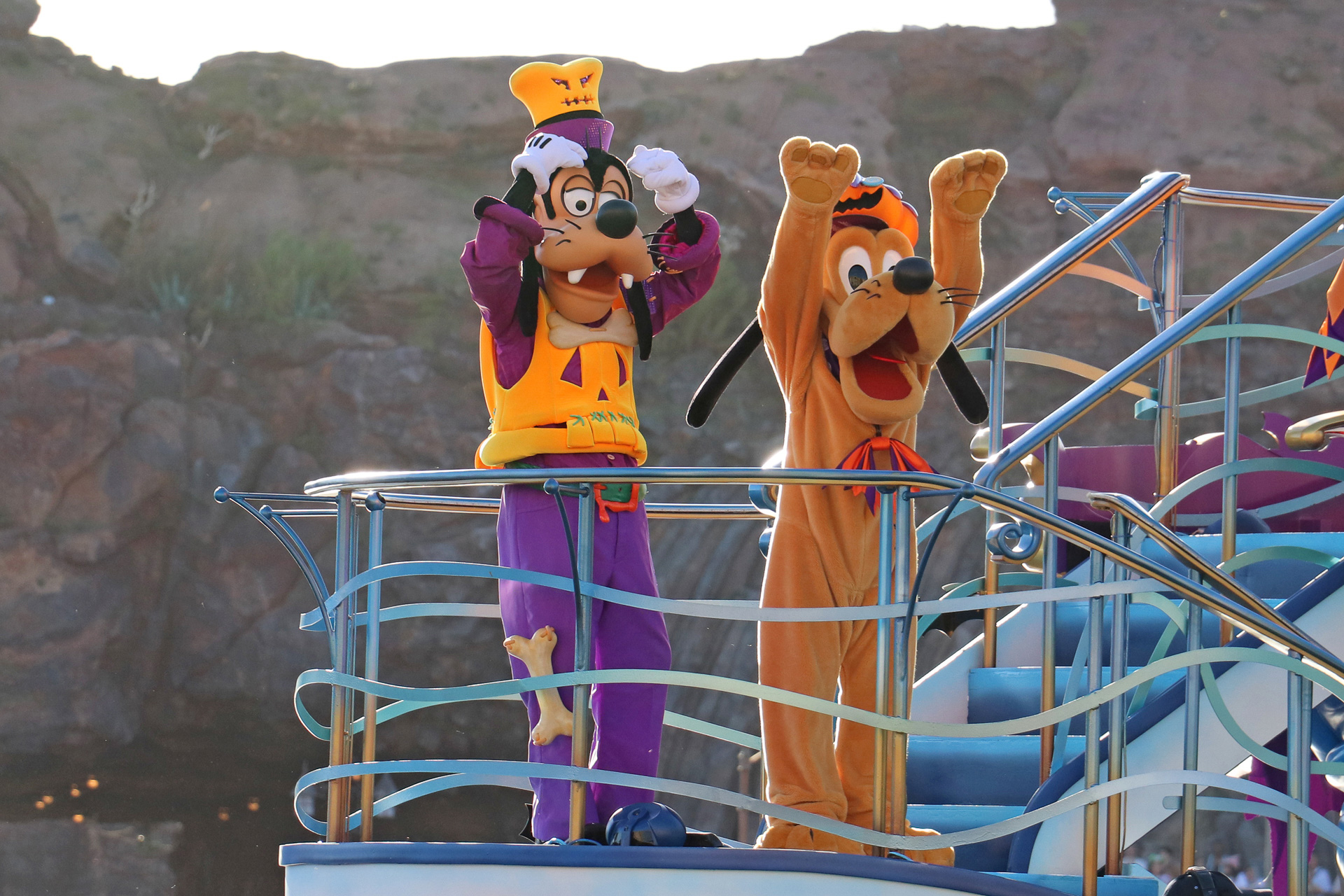 どのキャラクターもダンスが超キュート！　グリーティングを堪能しよう