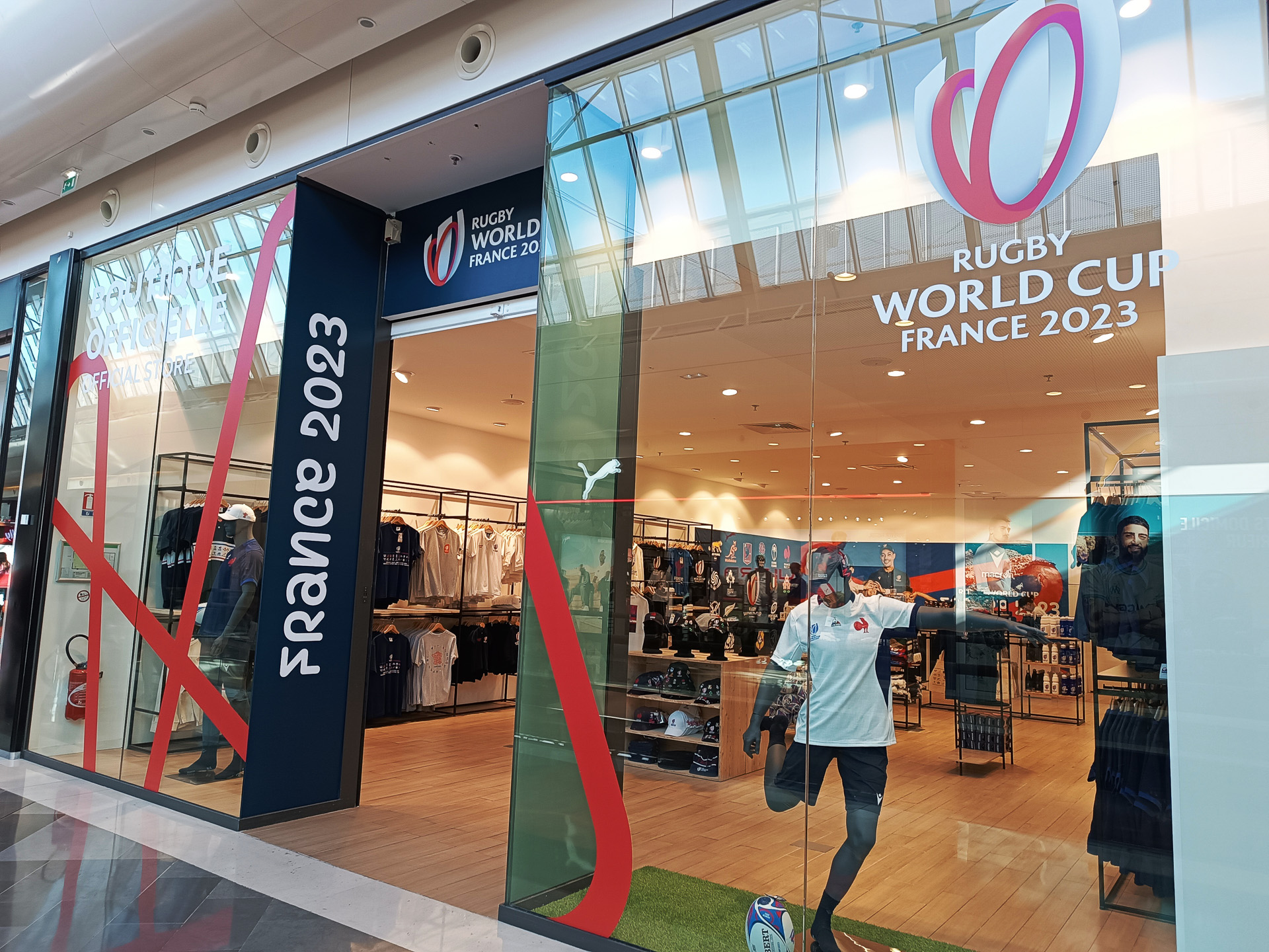 今年のラグビーワールドカップや来年のオリンピックのグッズ販売ショップも入っています