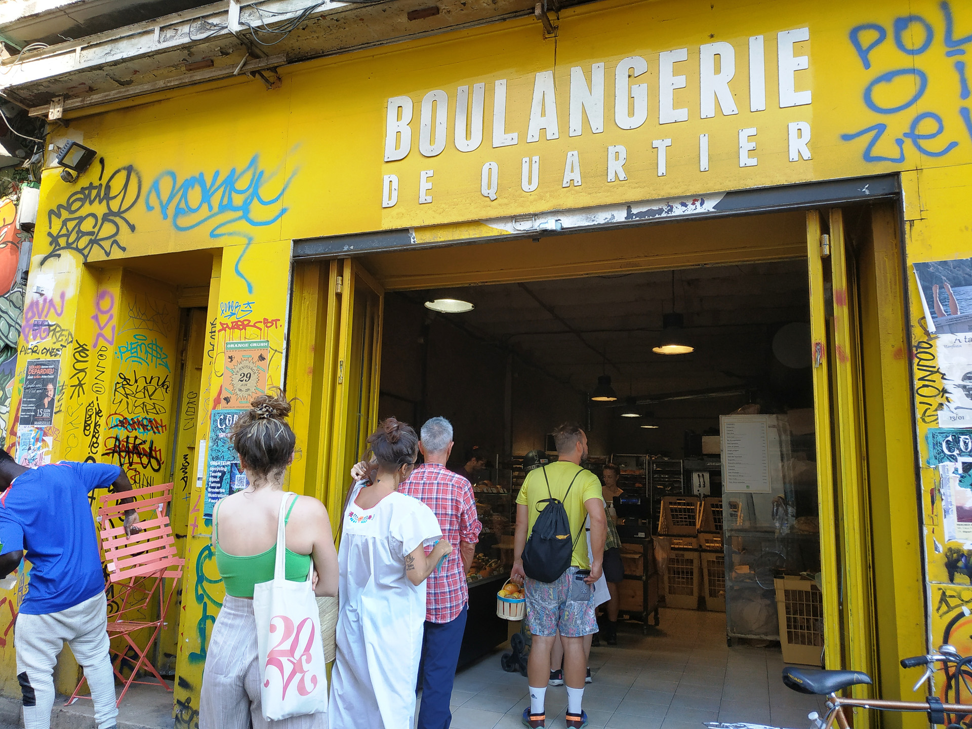 「PAIN PAN!」。並んでいたら、前にいた地元の人に「ここのパンは美味しいよ！」と言われました。買ったスペルト小麦のパンは翌日食べてもふかふか