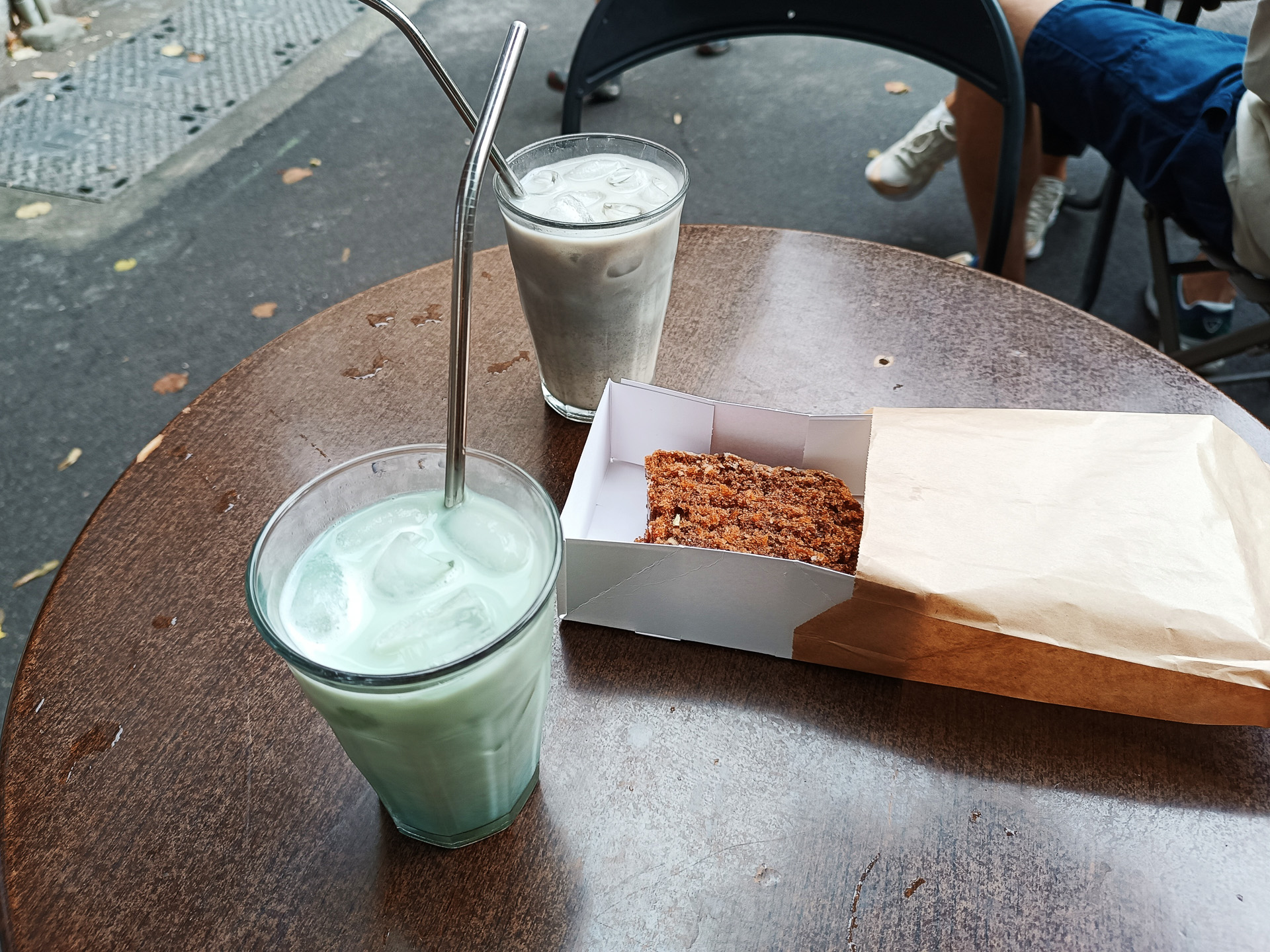 私は週末に行ったので和菓子を買えなかったのですが、頼んだキャロットケーキも絶品でした。抗酸化作用に優れているバタフライピーという飲み物は緑色！