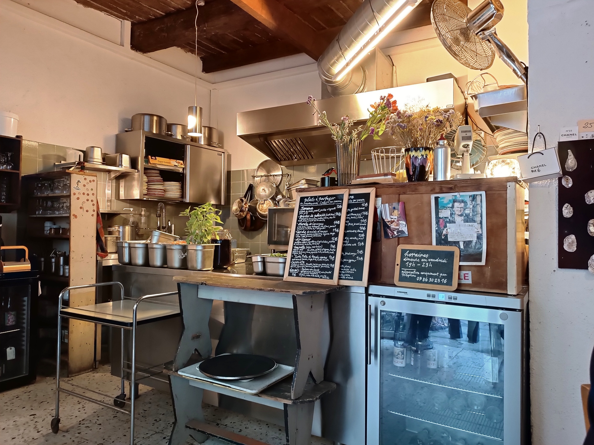 メトロを出てすぐの階段の途中にあります。ストリートアートがすごい！　大人気店なので、可能であれば直接レストランに行って予約をした方が早いかも