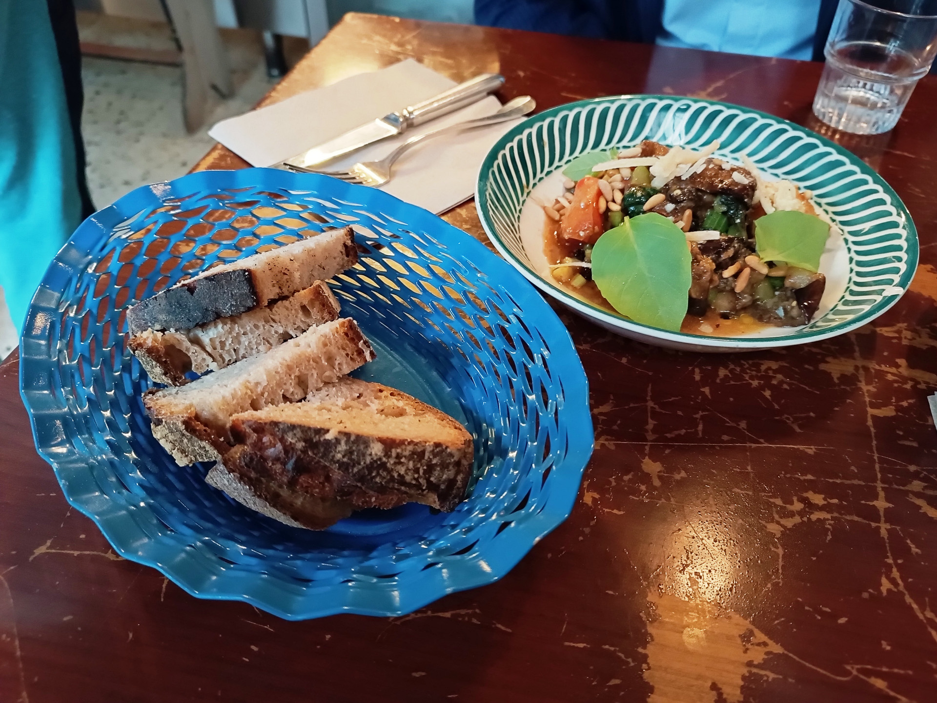 メトロを出てすぐの階段の途中にあります。ストリートアートがすごい！　大人気店なので、可能であれば直接レストランに行って予約をした方が早いかも