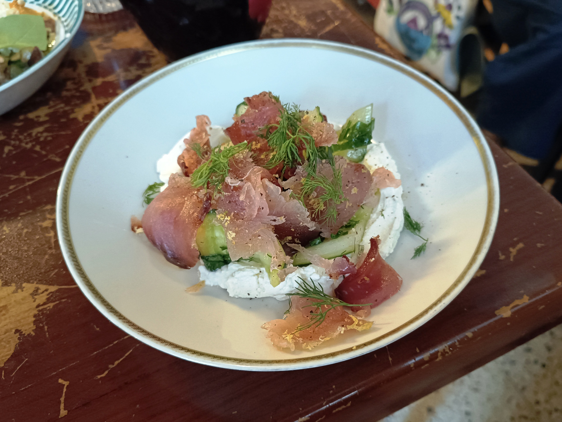 メトロを出てすぐの階段の途中にあります。ストリートアートがすごい！　大人気店なので、可能であれば直接レストランに行って予約をした方が早いかも