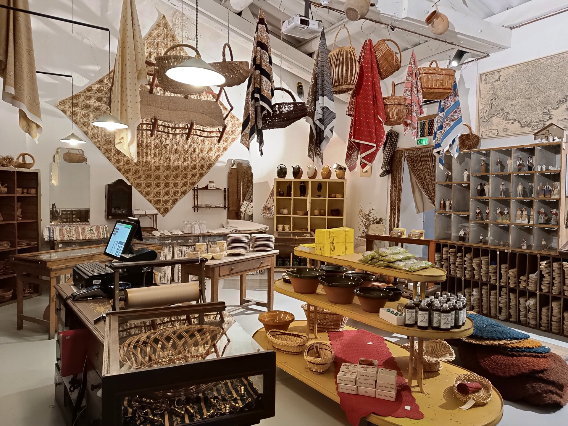 1827年創業の老舗金物屋さん