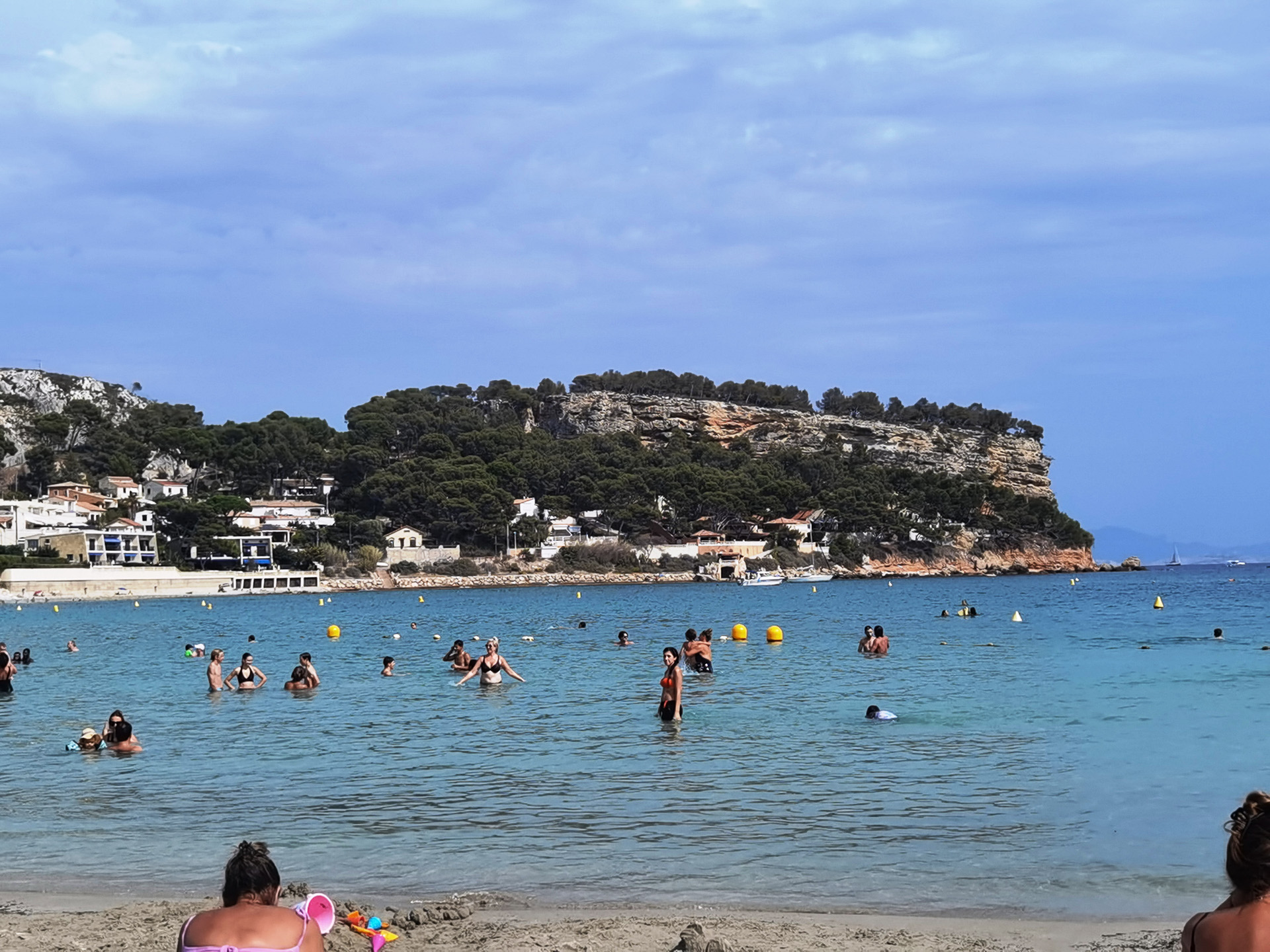 クルマで30分ほど行ったところにあるビーチPlage du Rouet とPlage du Cap Rousset