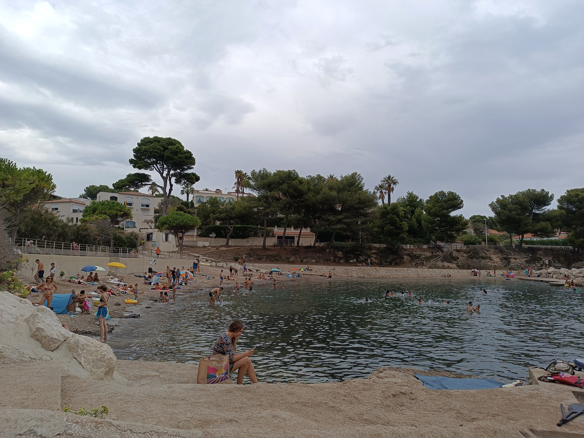 潜ってみると、透明度はそれほどでもないのですが、魚はたくさん。Plage du Cap Rousset 近くにある小さな港のPort de Carry-le-Rouetは、観覧車があったりしてすてきなところ