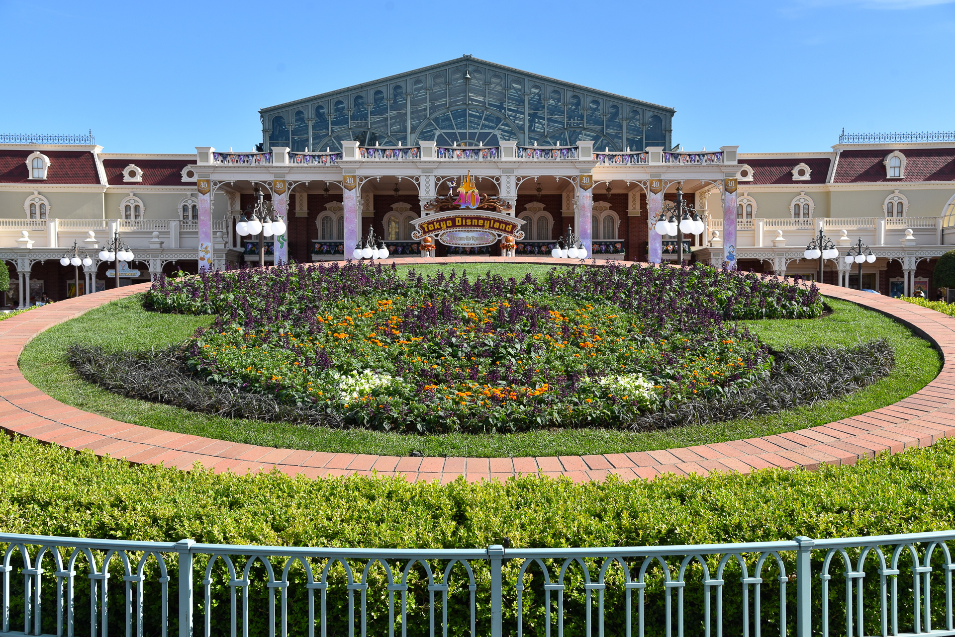 エントランスのフォトスポットといえば、ミッキー花壇！