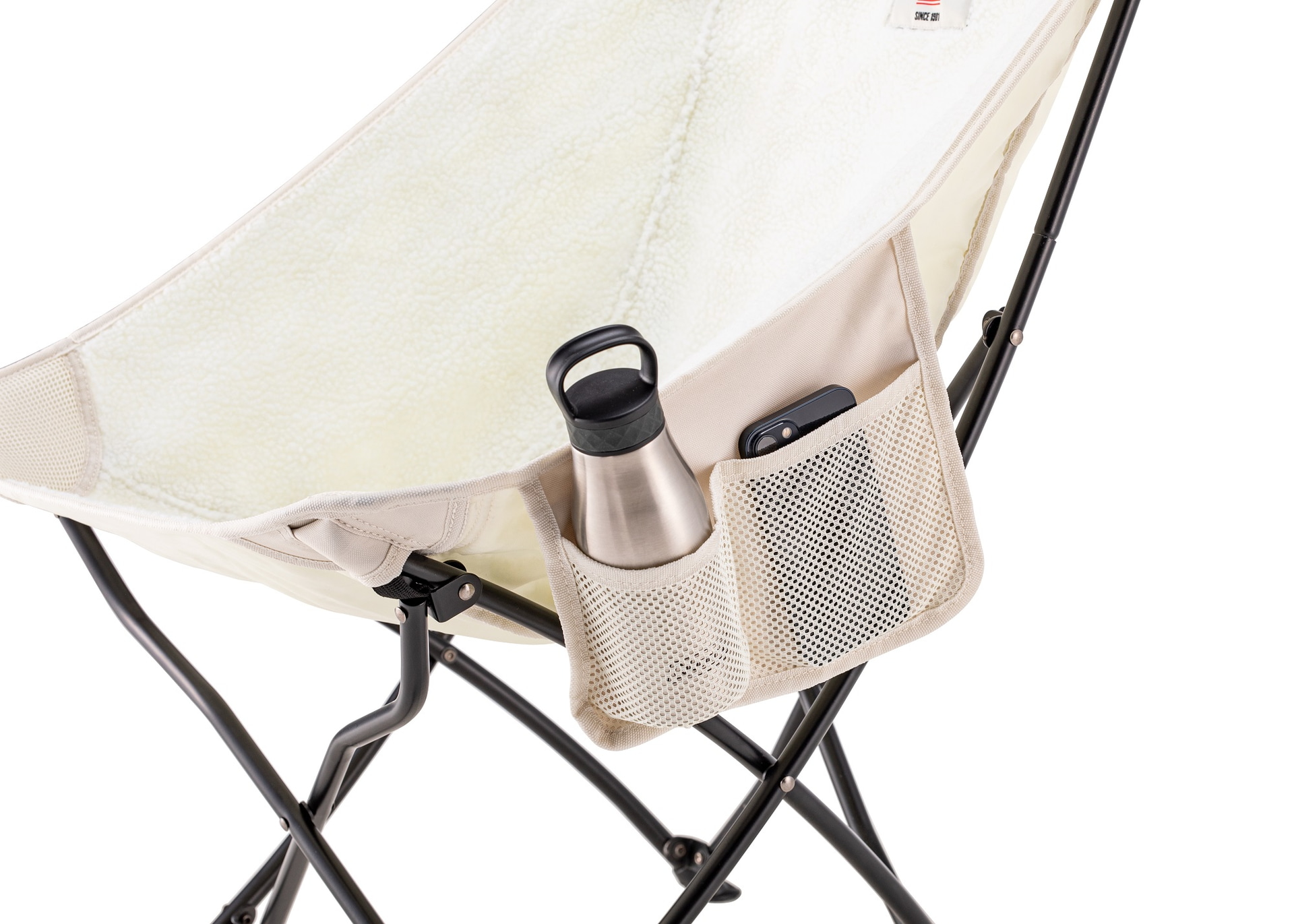 ドリンクやスマートフォンを入れられる便利なサイドポケット