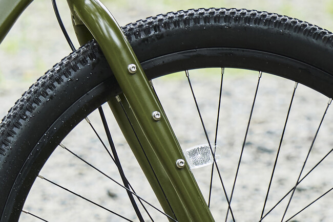 フォークダボを備えておりキャリアやケージ等を取り付け可能