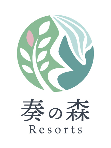 ロゴでは、奏の森の「森の木々の葉が風にゆれる音」「川のせせらぎの音」「鳥のさえずり」「森の奏でる自然の音」を、隠されている四分休符とともに表現した