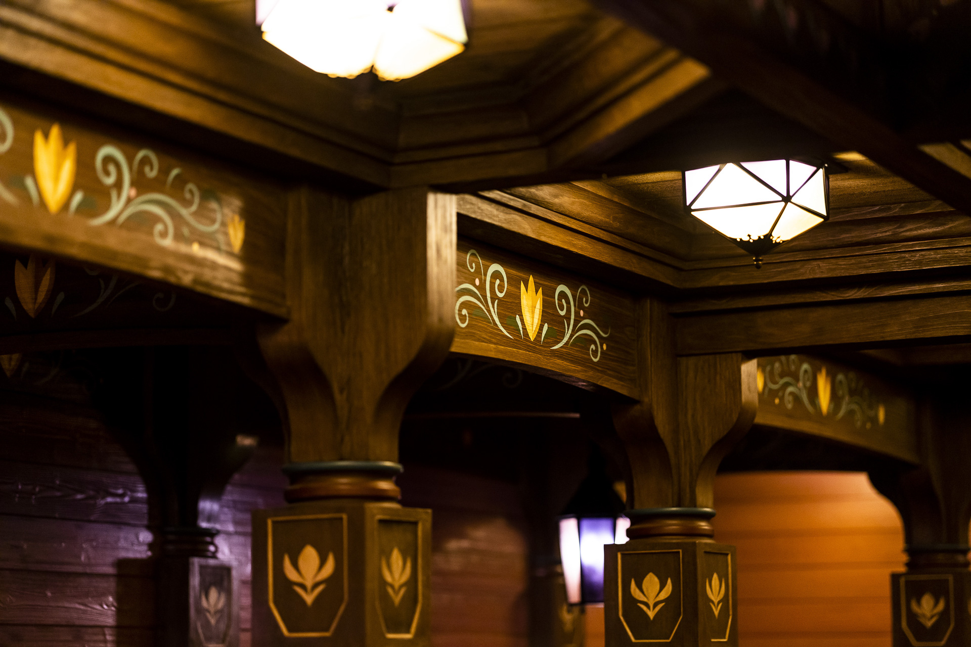 柱には紋章入り。細かい部分も見逃せません！