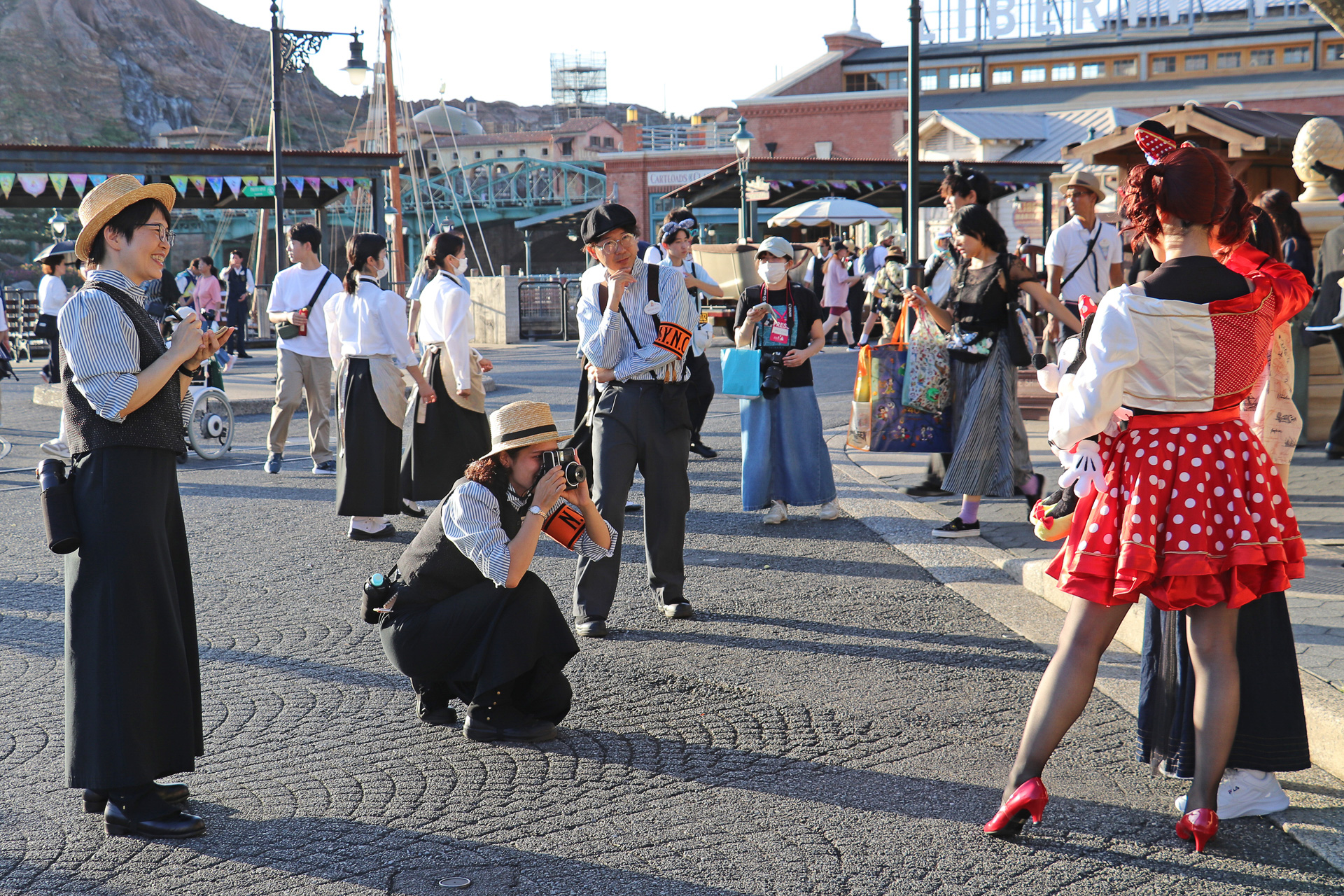 ポーズをつけて撮影し、最後にみんなで「ハッピーハロウィーン」