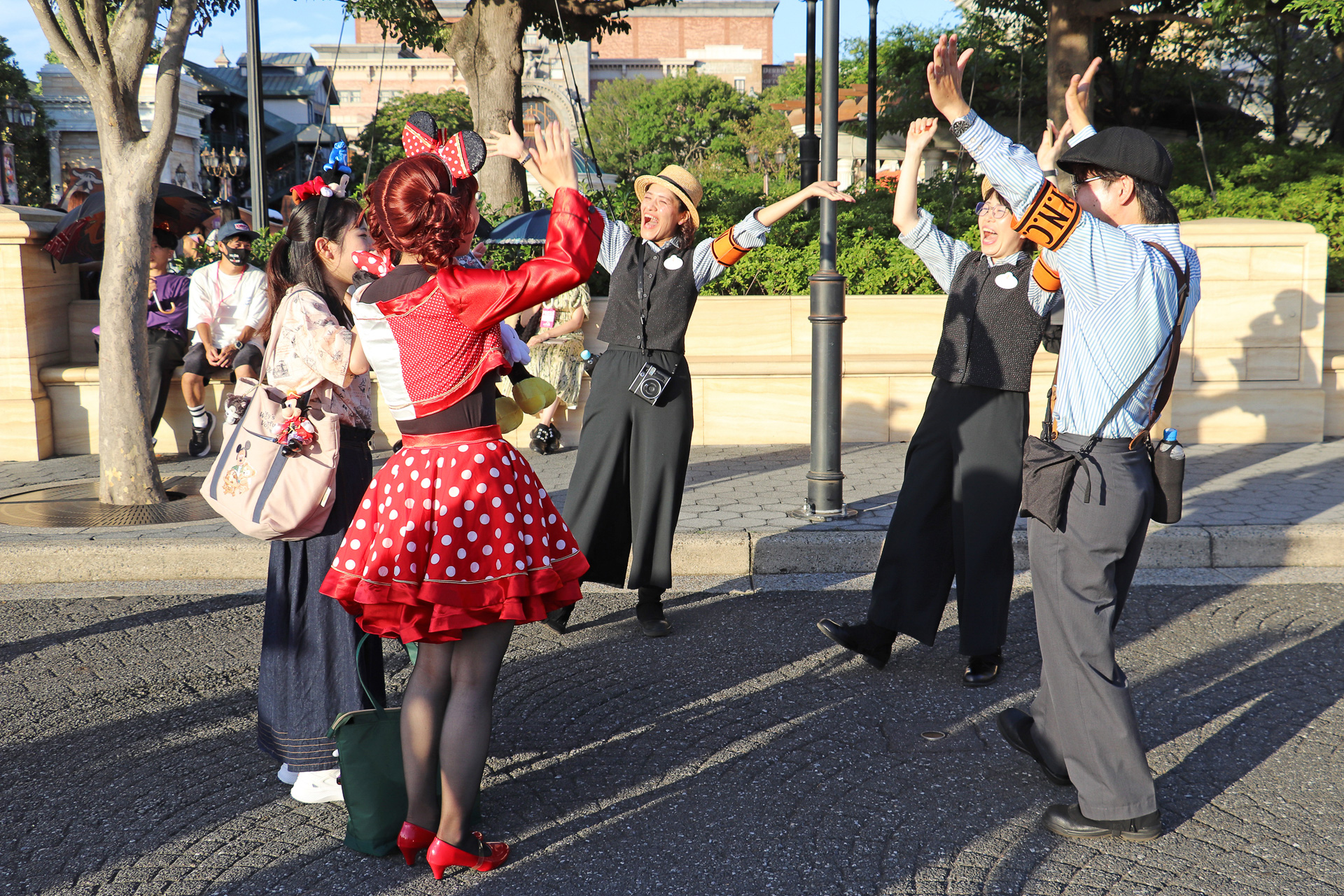 ポーズをつけて撮影し、最後にみんなで「ハッピーハロウィーン」