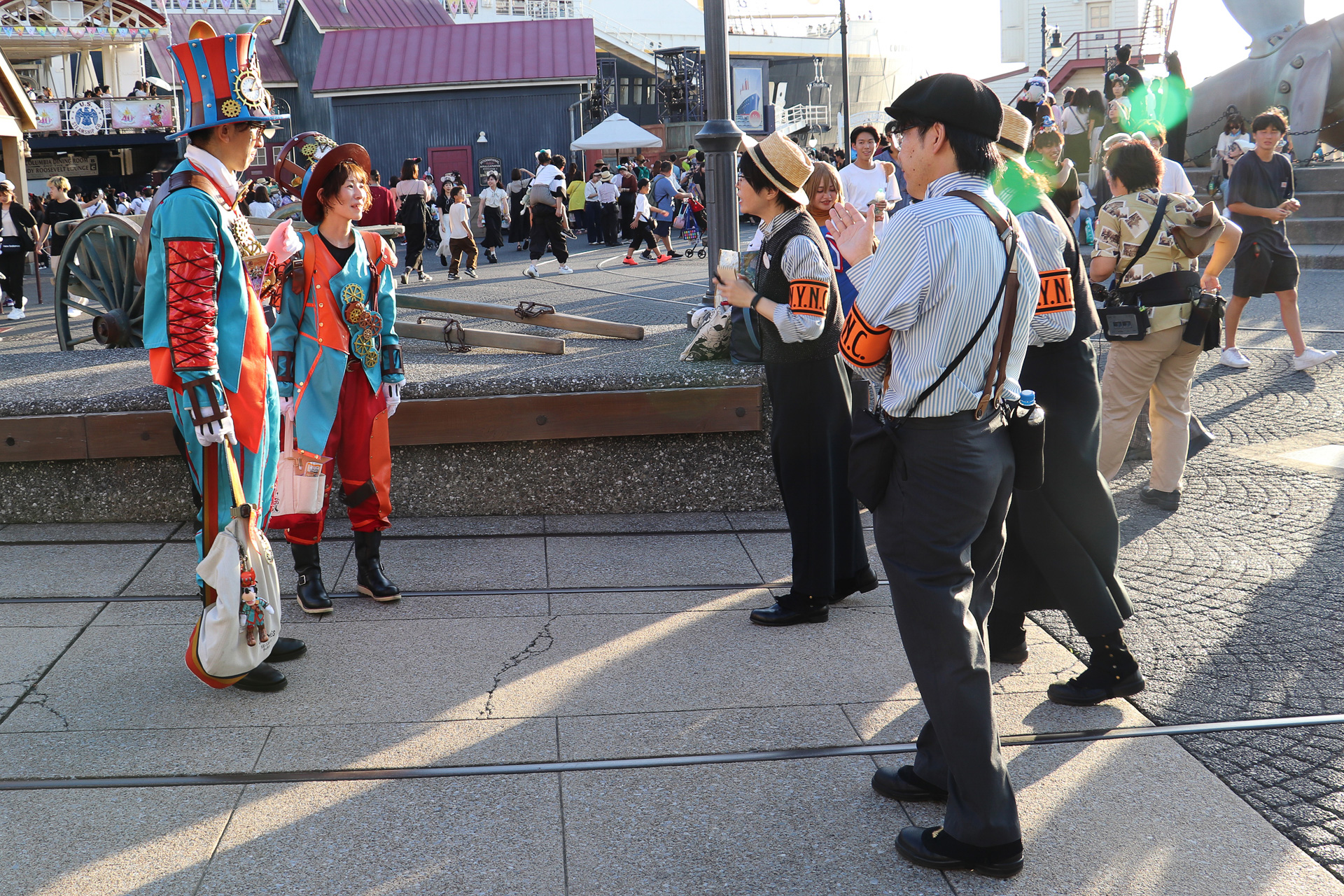 仮装のテーマやポイントを取材していき、写真撮影