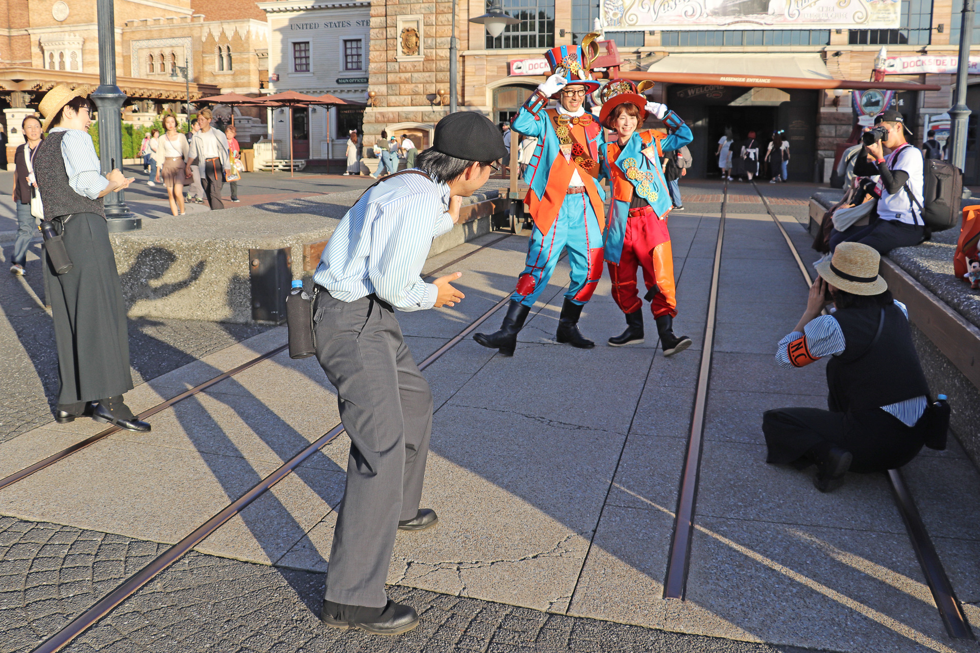 仮装のテーマやポイントを取材していき、写真撮影