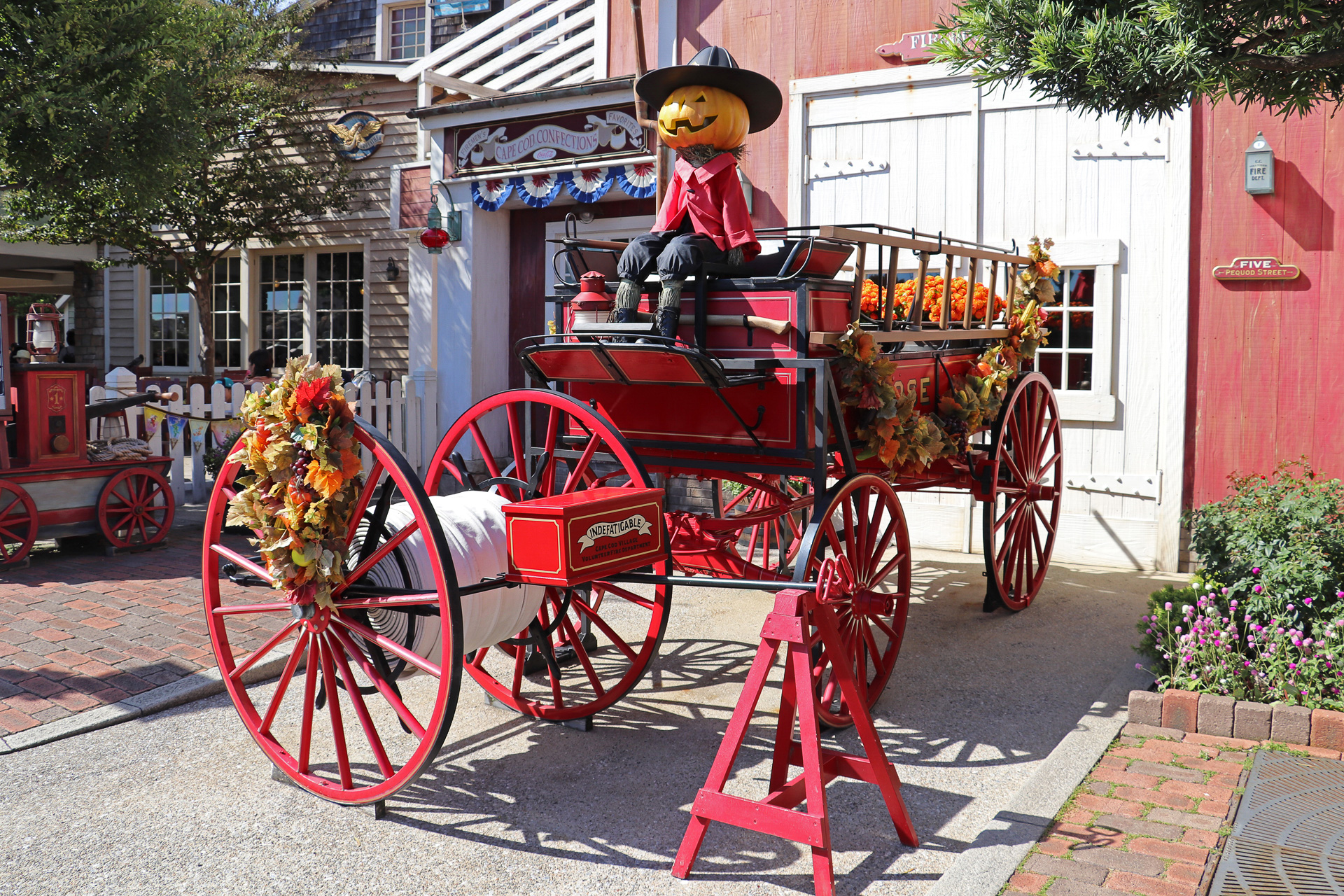 ケープコッド・クックオフ側の、かぼちゃのかかし。魔女風のキュートなかかしだ