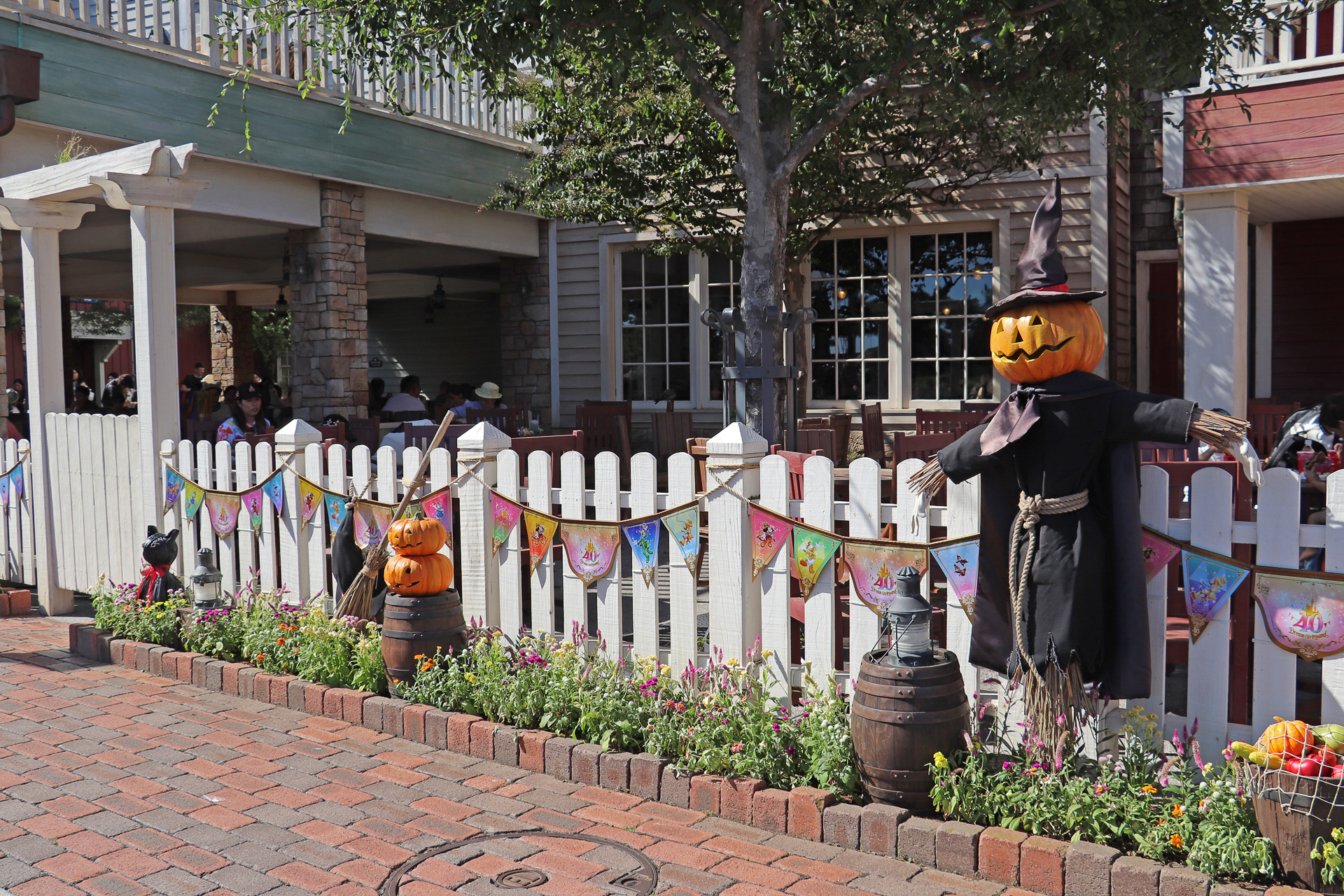 頭がジャック・オー・ランタンになった、いろいろなかかしがケープコッドを占拠